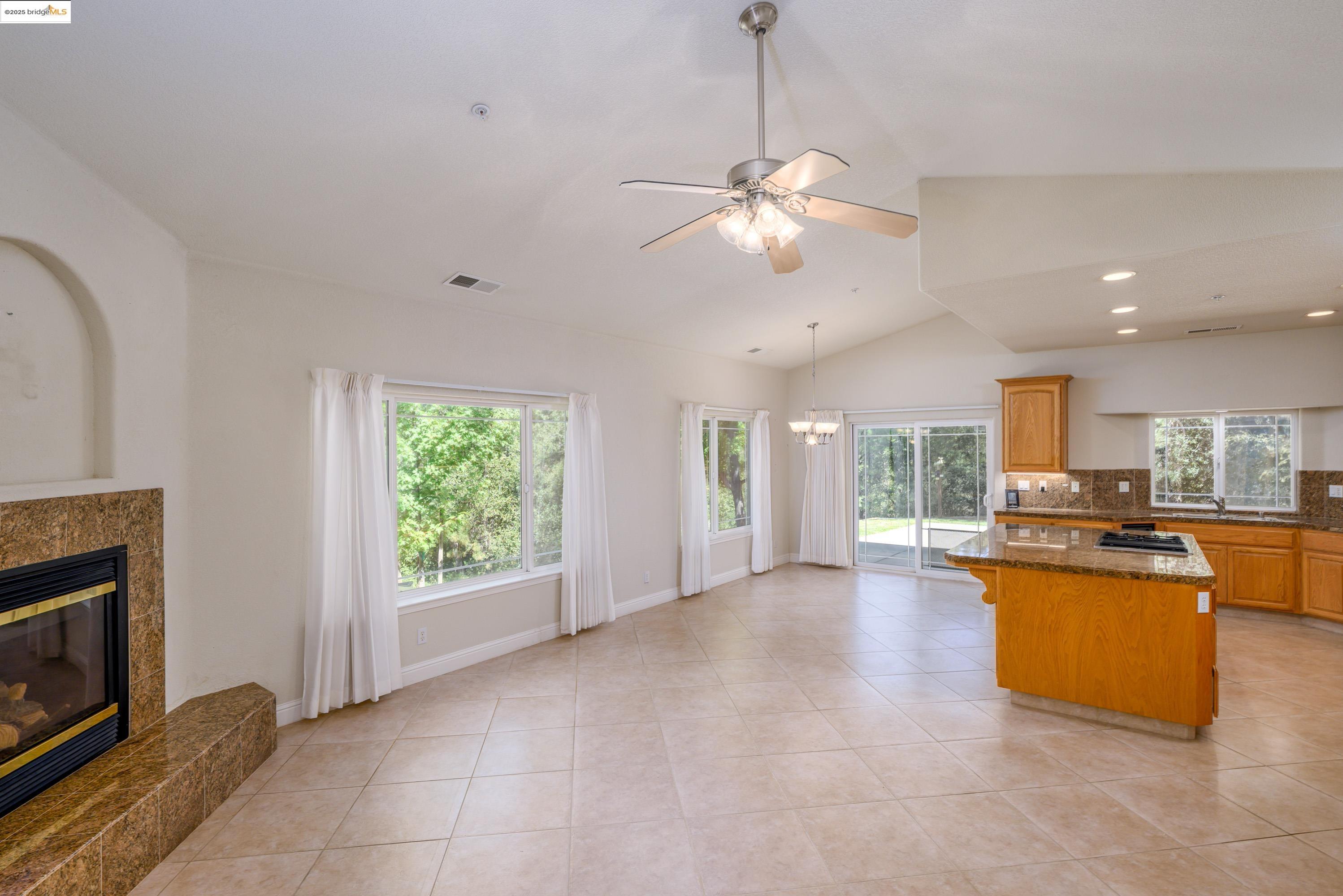 Detail Gallery Image 8 of 25 For 20245 N Tuolumne Rd, Tuolumne,  CA 95379 - 3 Beds | 3 Baths