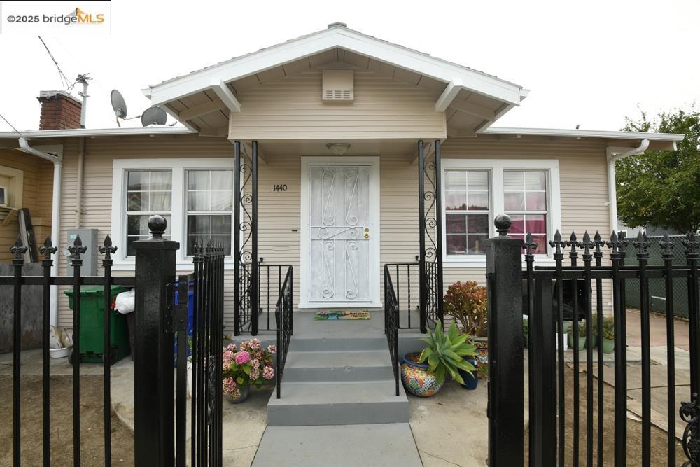 Detail Gallery Image 1 of 7 For 1440 76th Ave, Oakland,  CA 94621 - 2 Beds | 1 Baths