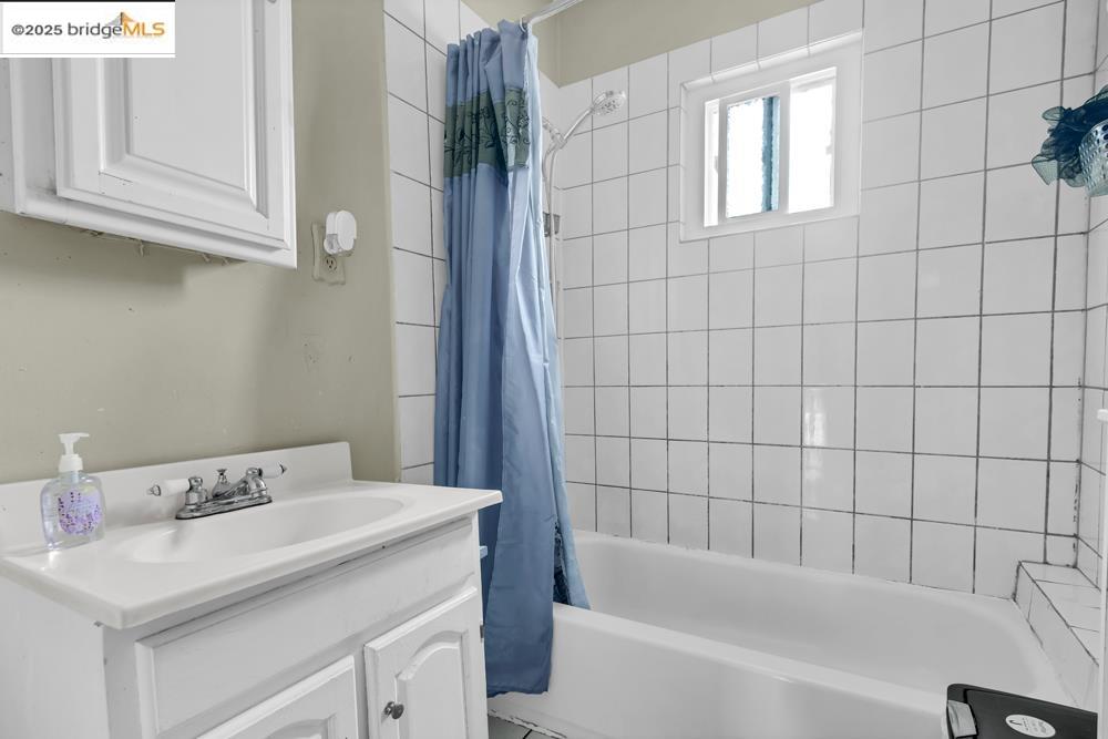 Detail Gallery Image 6 of 7 For 1440 76th Ave, Oakland,  CA 94621 - 2 Beds | 1 Baths