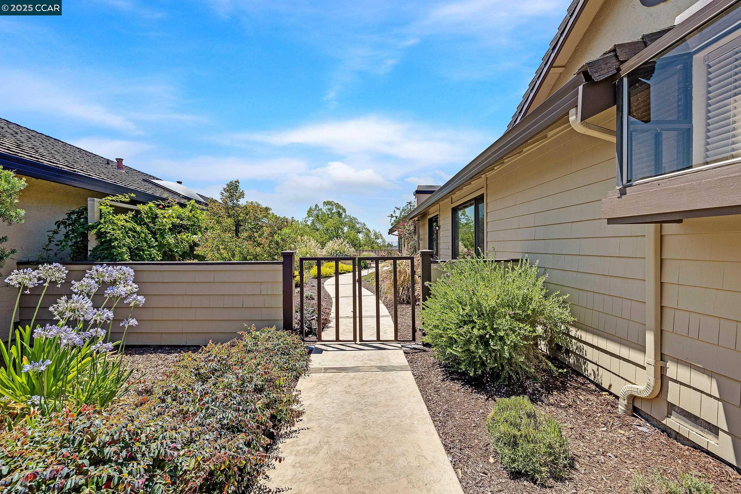 Detail Gallery Image 3 of 42 For 7111 via Portada, San Jose,  CA 95135 - 3 Beds | 2 Baths