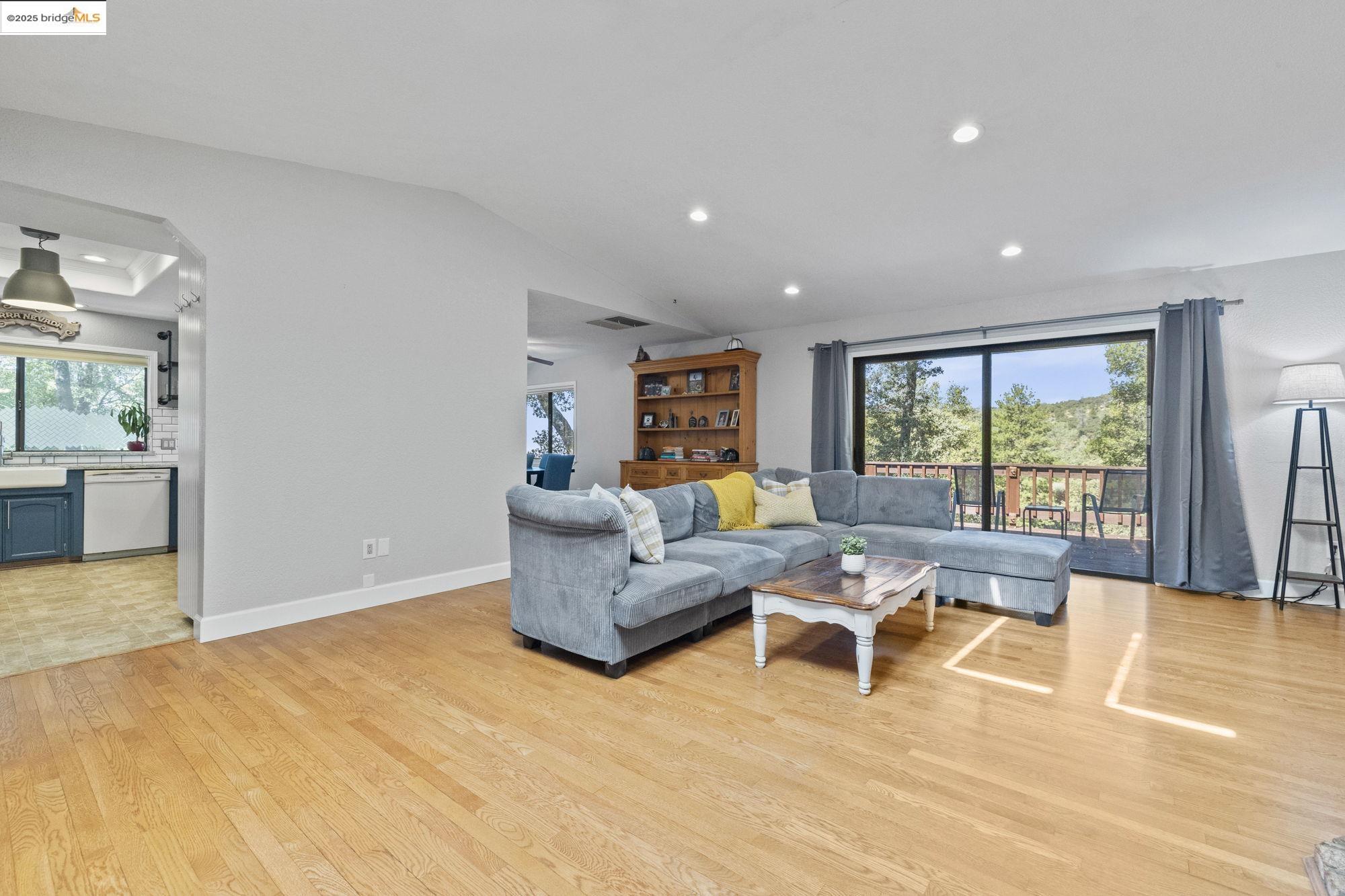 Detail Gallery Image 7 of 47 For 14130 Oak Knoll Rd, Sonora,  CA 95370 - 3 Beds | 2 Baths