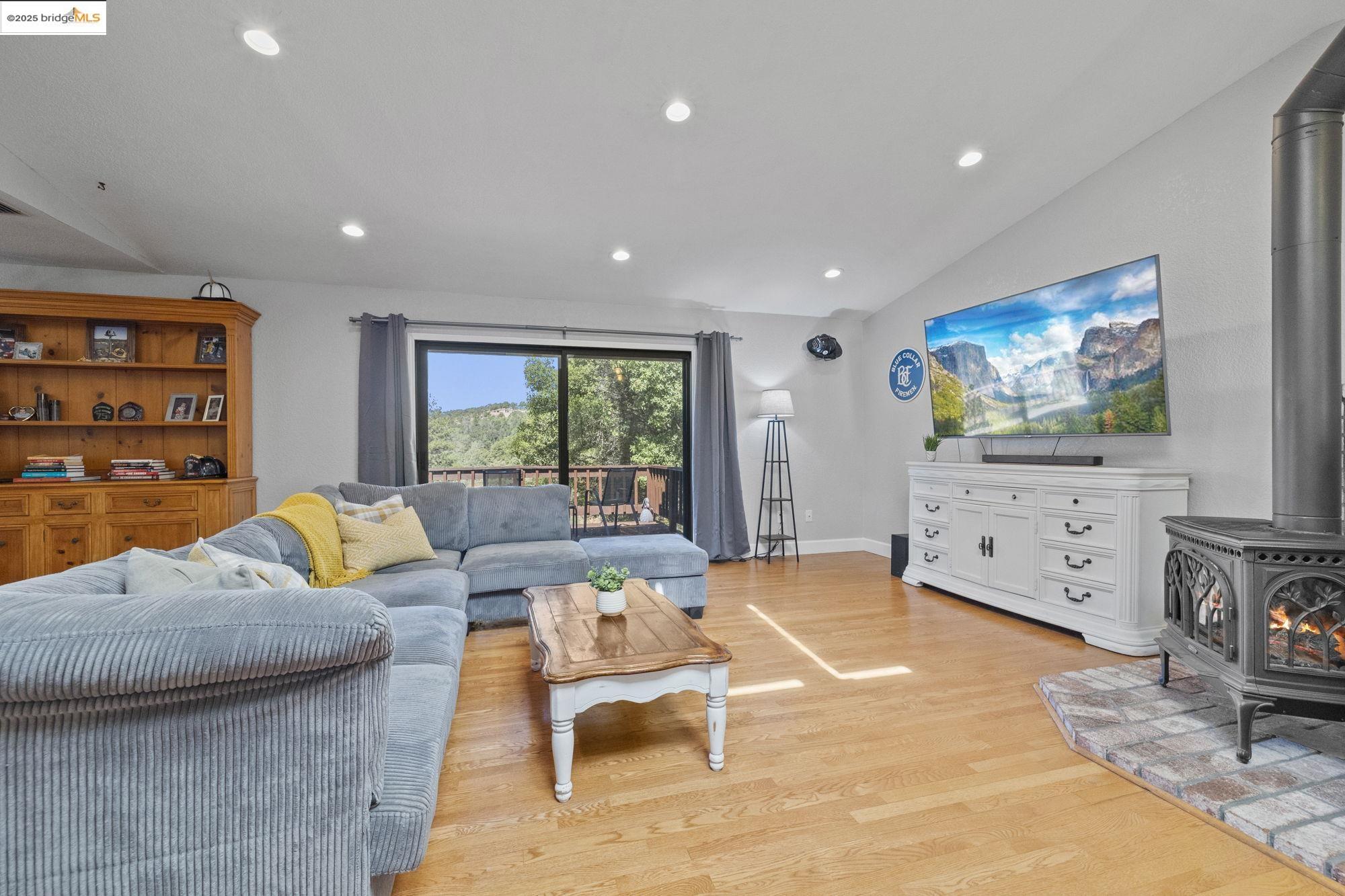 Detail Gallery Image 8 of 47 For 14130 Oak Knoll Rd, Sonora,  CA 95370 - 3 Beds | 2 Baths
