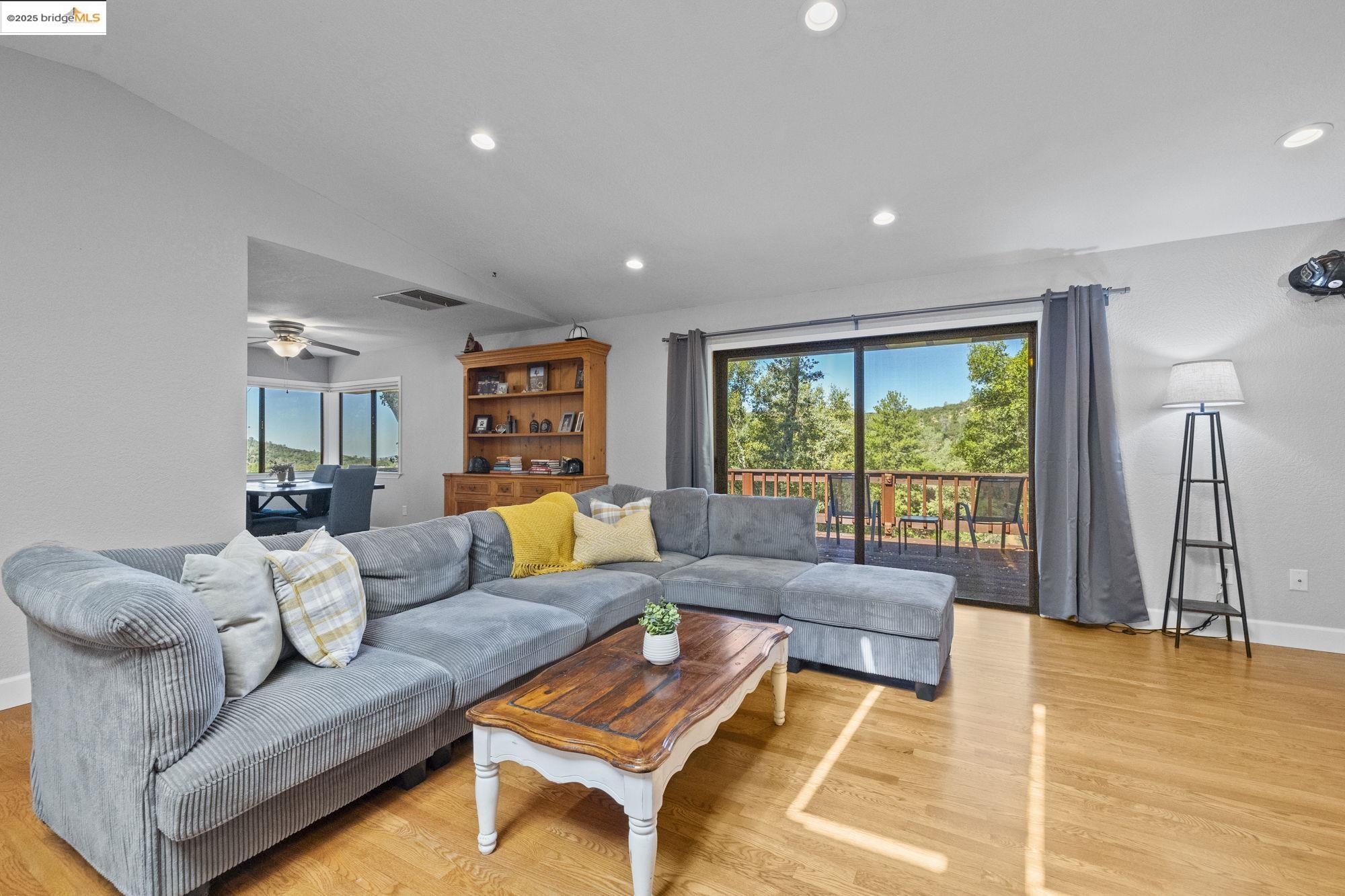 Detail Gallery Image 9 of 47 For 14130 Oak Knoll Rd, Sonora,  CA 95370 - 3 Beds | 2 Baths