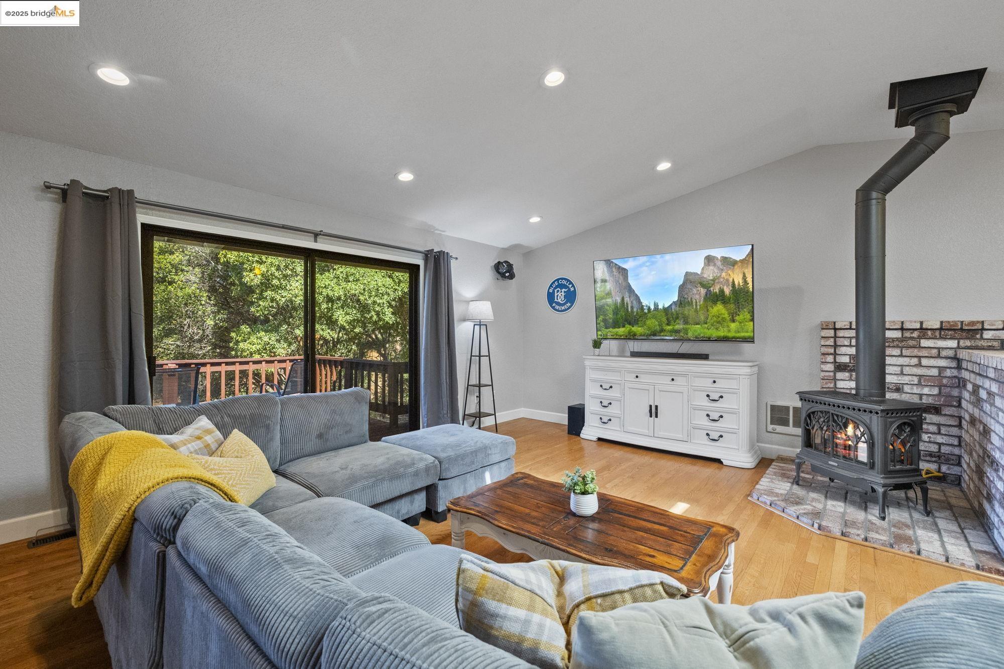 Detail Gallery Image 10 of 47 For 14130 Oak Knoll Rd, Sonora,  CA 95370 - 3 Beds | 2 Baths