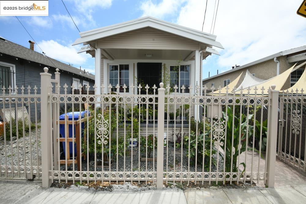 Detail Gallery Image 2 of 14 For 1090 70th Ave, Oakland,  CA 94621 - 2 Beds | 1 Baths