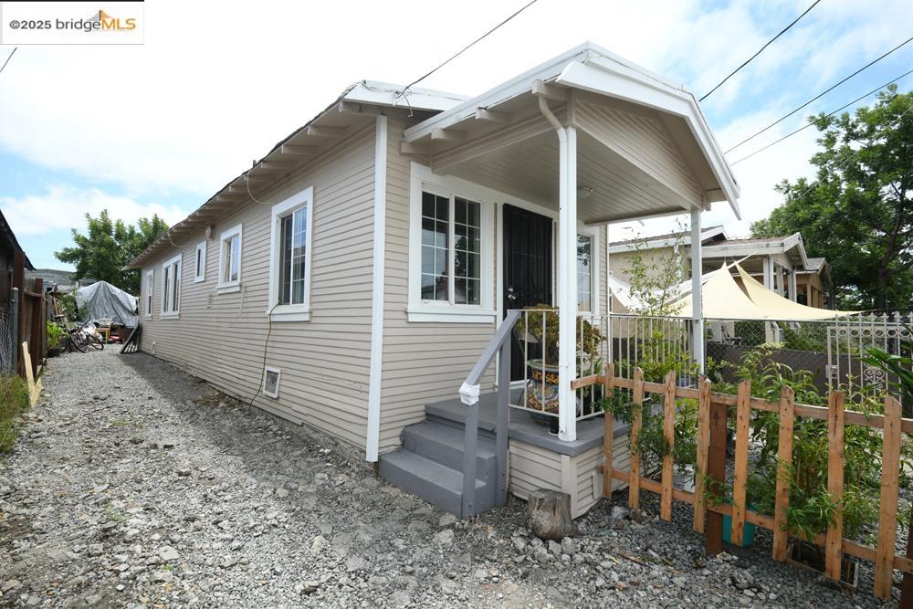 Detail Gallery Image 3 of 14 For 1090 70th Ave, Oakland,  CA 94621 - 2 Beds | 1 Baths