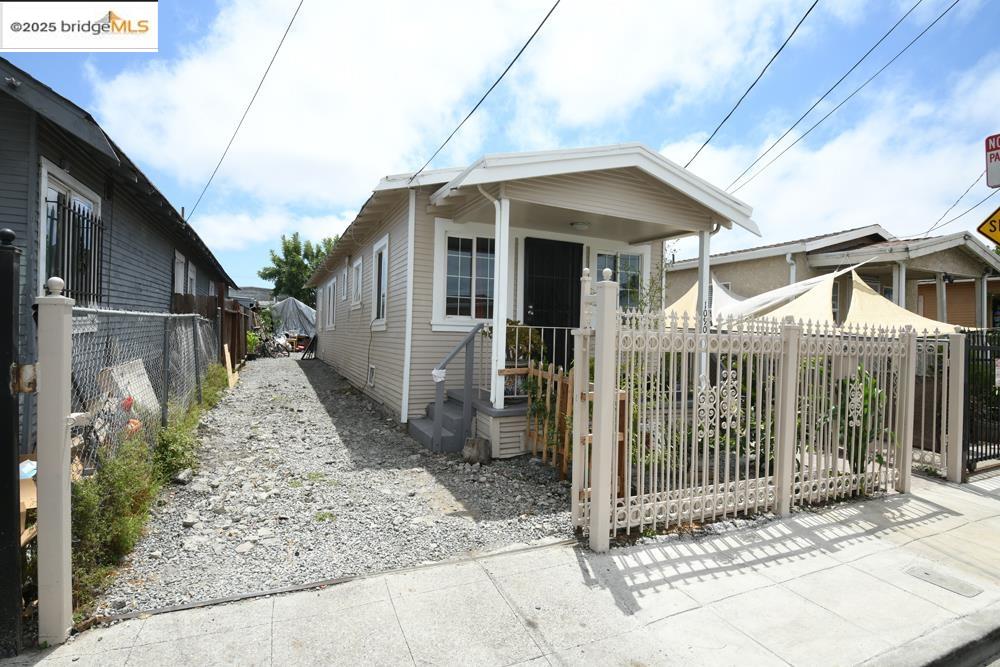 Detail Gallery Image 4 of 14 For 1090 70th Ave, Oakland,  CA 94621 - 2 Beds | 1 Baths