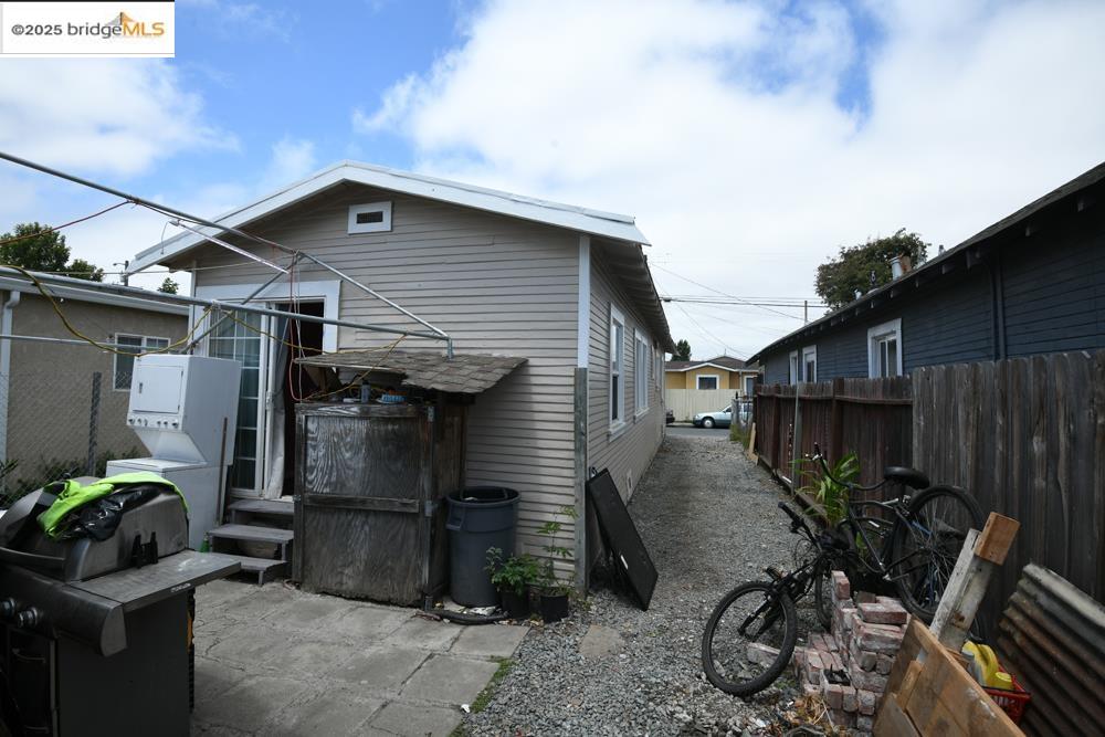 Detail Gallery Image 5 of 14 For 1090 70th Ave, Oakland,  CA 94621 - 2 Beds | 1 Baths