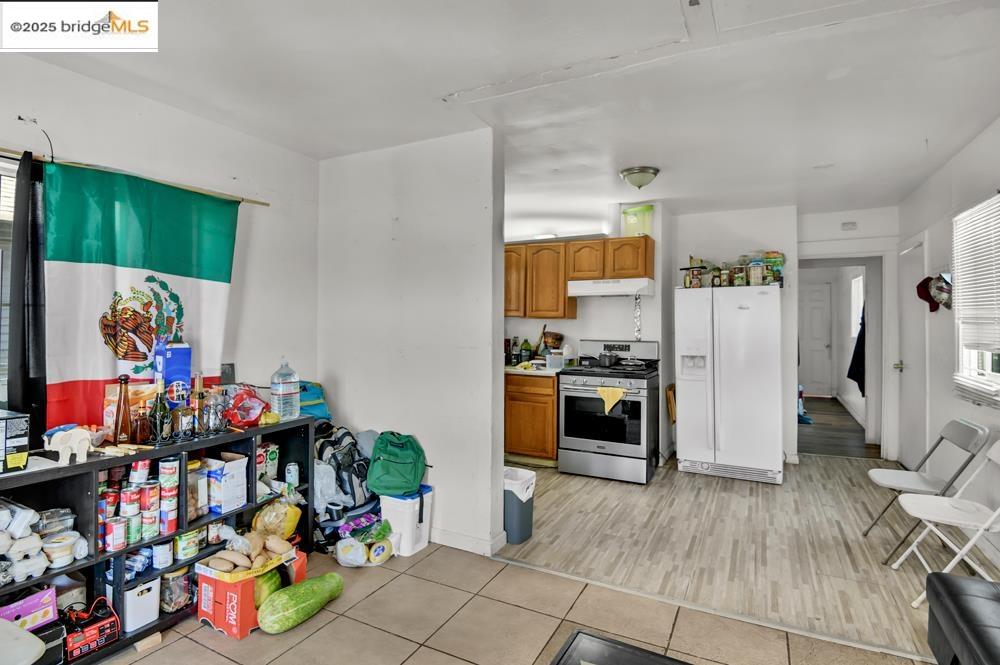 Detail Gallery Image 6 of 14 For 1090 70th Ave, Oakland,  CA 94621 - 2 Beds | 1 Baths
