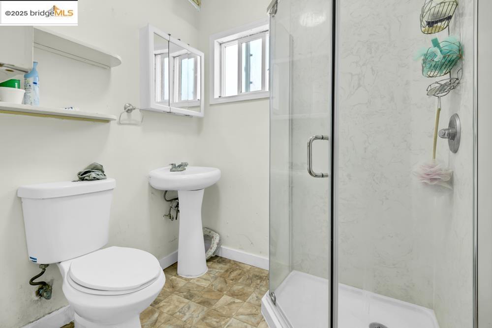Detail Gallery Image 8 of 14 For 1090 70th Ave, Oakland,  CA 94621 - 2 Beds | 1 Baths