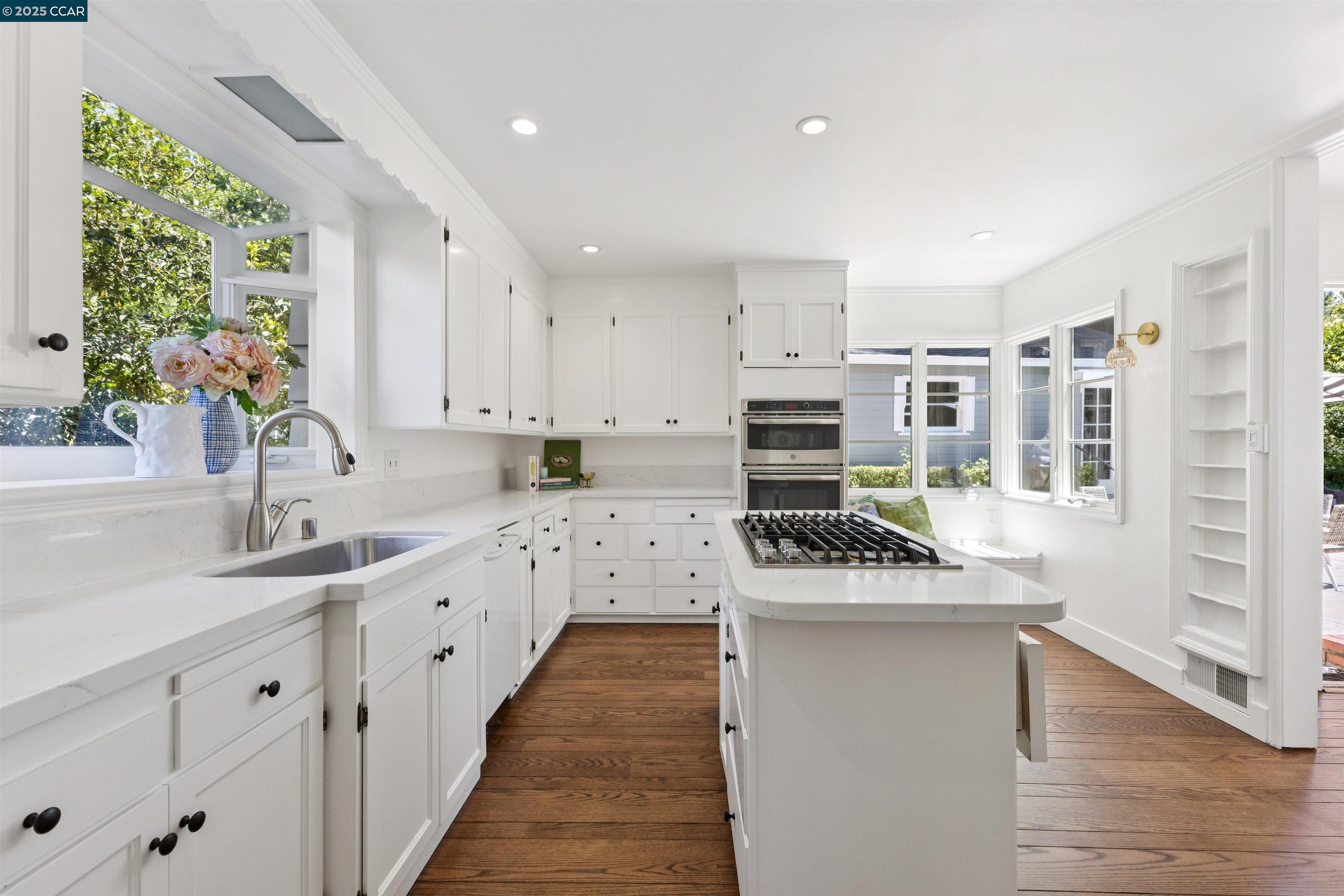 Detail Gallery Image 15 of 46 For 4 El Verano, Orinda,  CA 94563 - 4 Beds | 2/1 Baths
