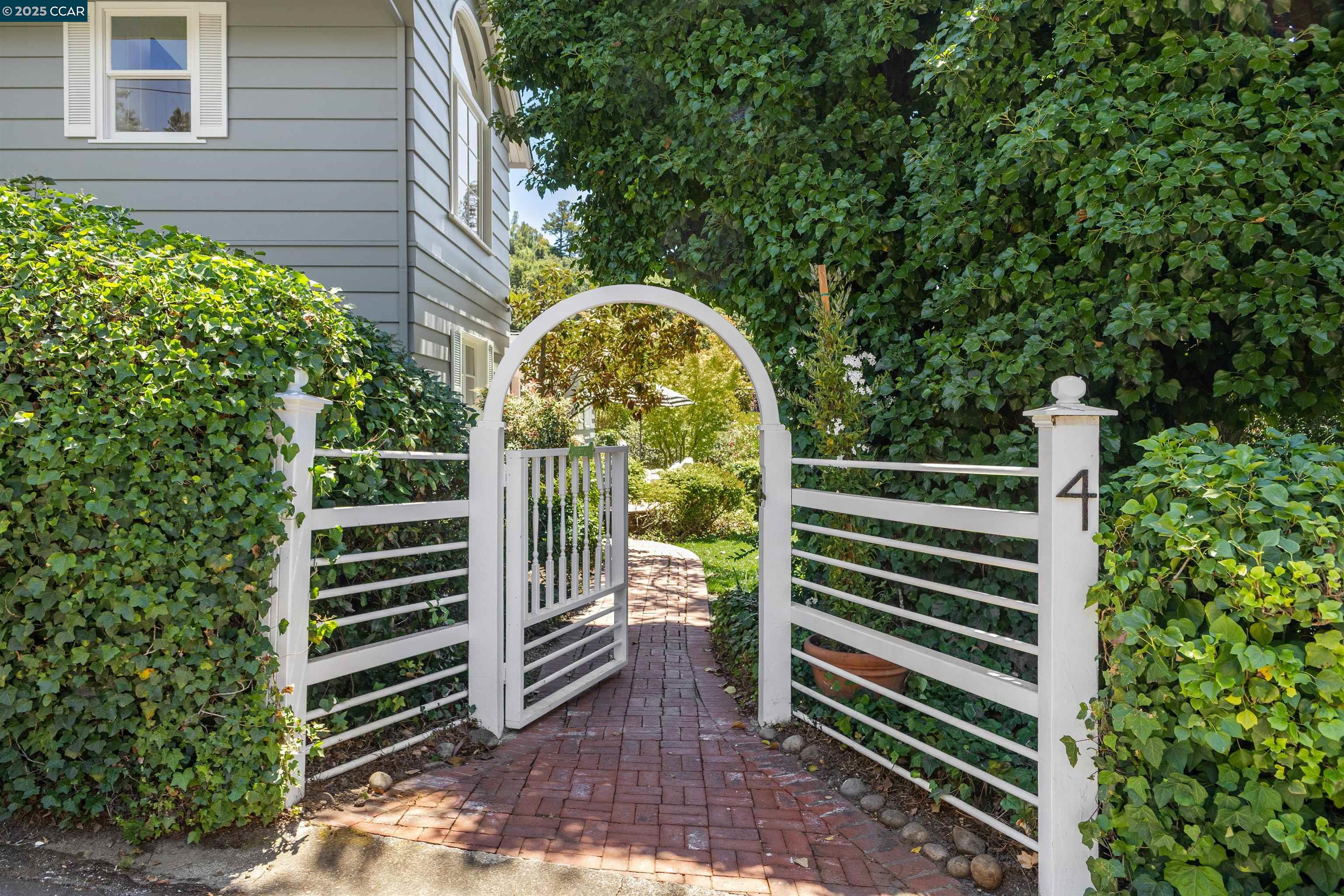 Detail Gallery Image 3 of 46 For 4 El Verano, Orinda,  CA 94563 - 4 Beds | 2/1 Baths