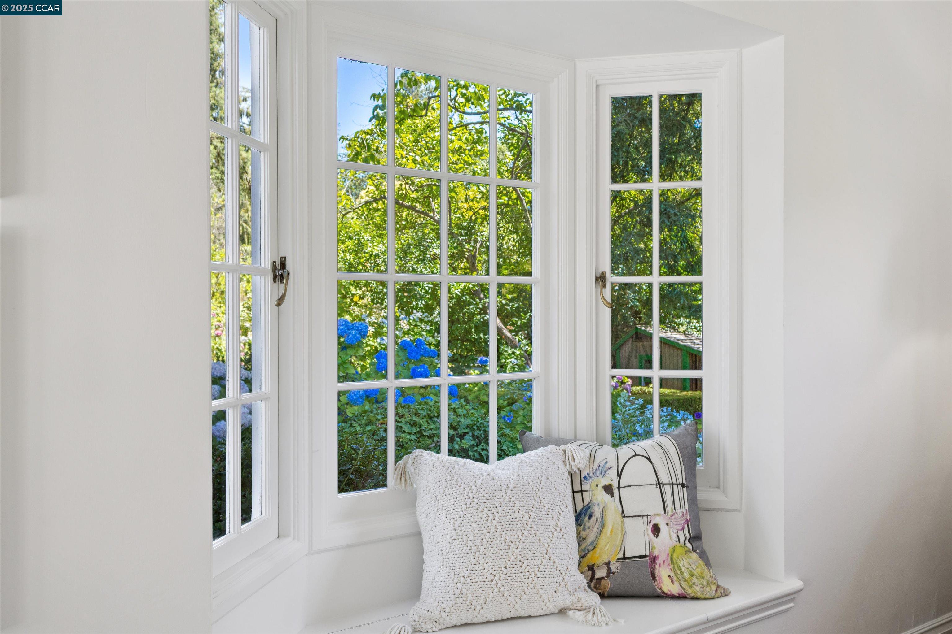 Detail Gallery Image 23 of 46 For 4 El Verano, Orinda,  CA 94563 - 4 Beds | 2/1 Baths