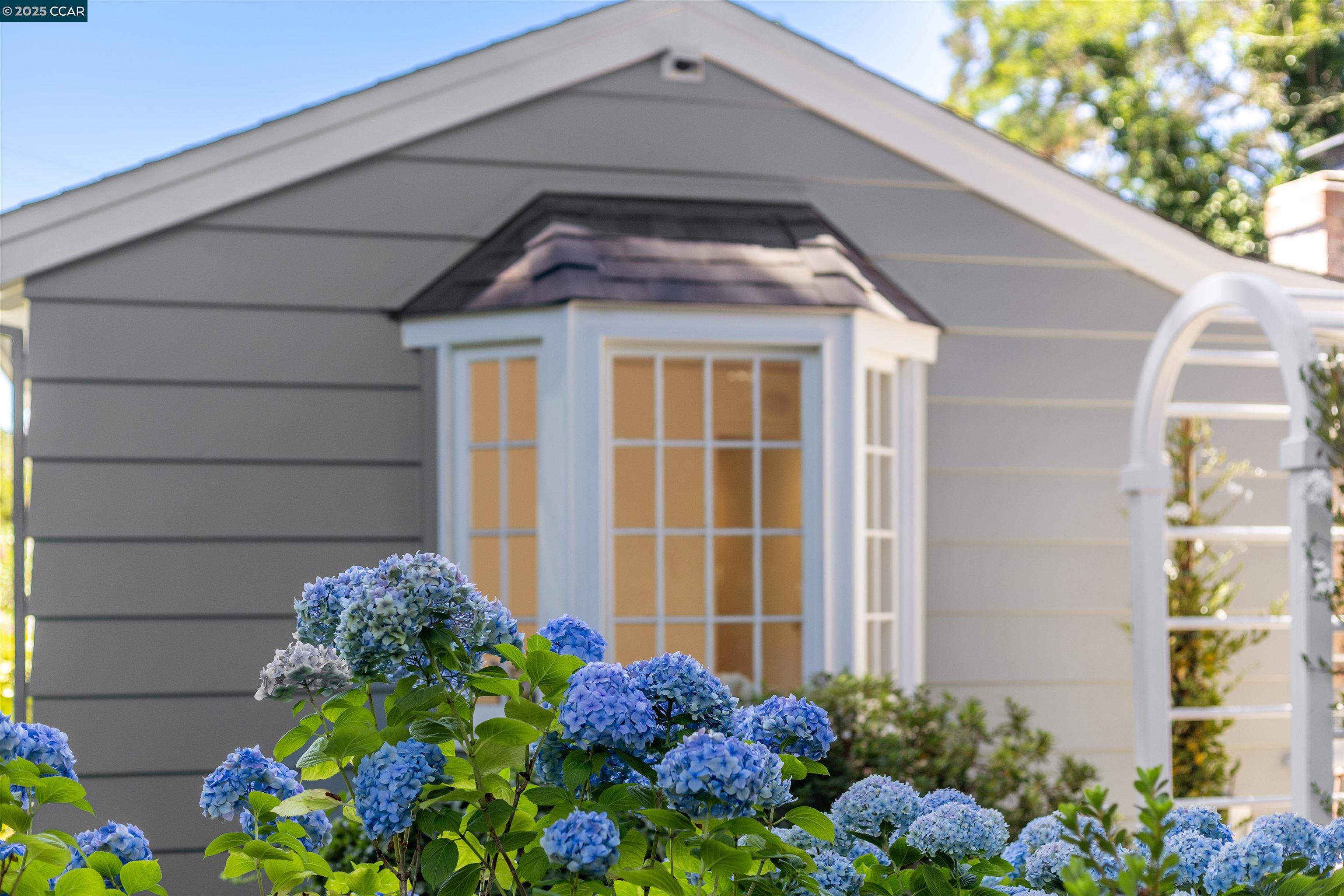 Detail Gallery Image 39 of 46 For 4 El Verano, Orinda,  CA 94563 - 4 Beds | 2/1 Baths