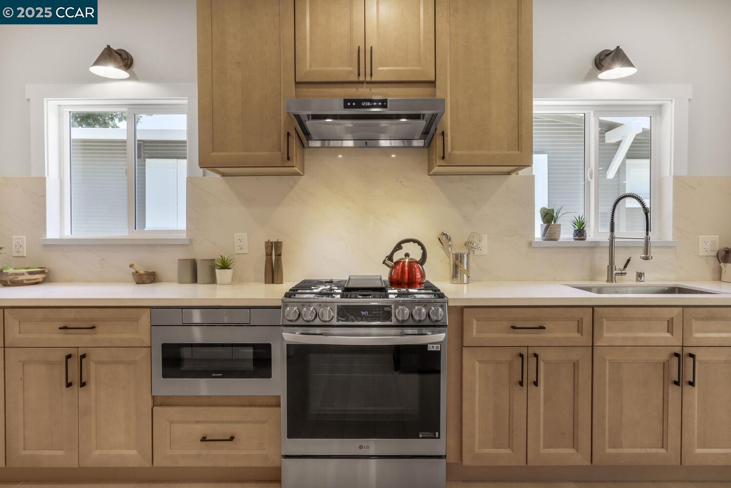 Detail Gallery Image 13 of 27 For 2155 Rosedale Ave, Oakland,  CA 94601 - 3 Beds | 2 Baths