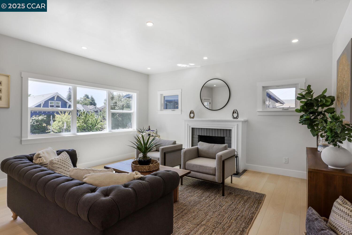 Detail Gallery Image 4 of 27 For 2155 Rosedale Ave, Oakland,  CA 94601 - 3 Beds | 2 Baths