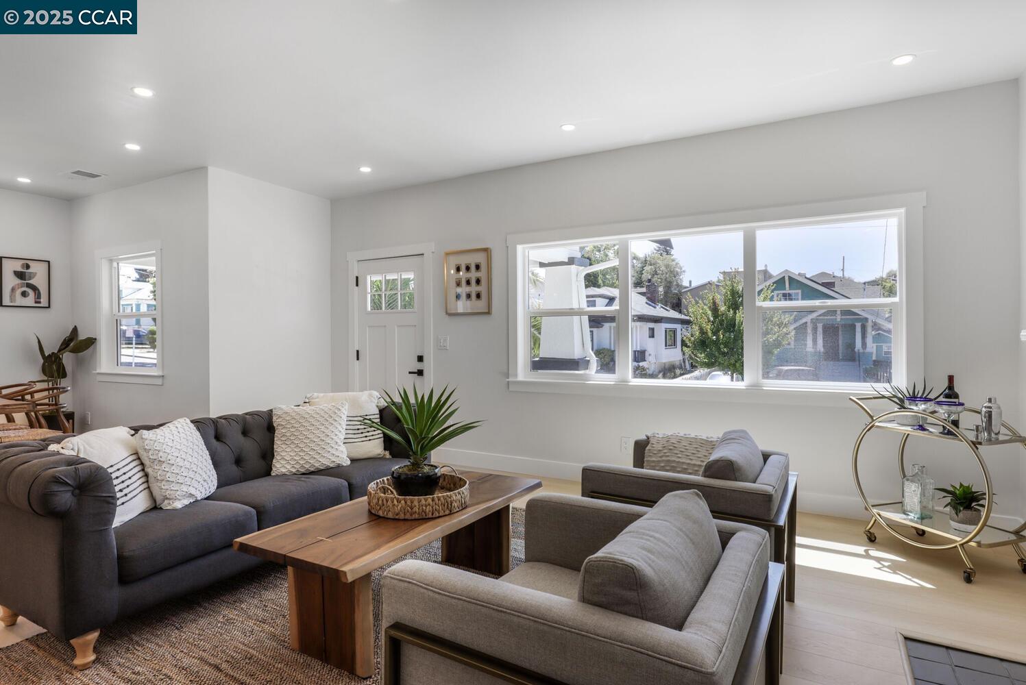 Detail Gallery Image 6 of 27 For 2155 Rosedale Ave, Oakland,  CA 94601 - 3 Beds | 2 Baths