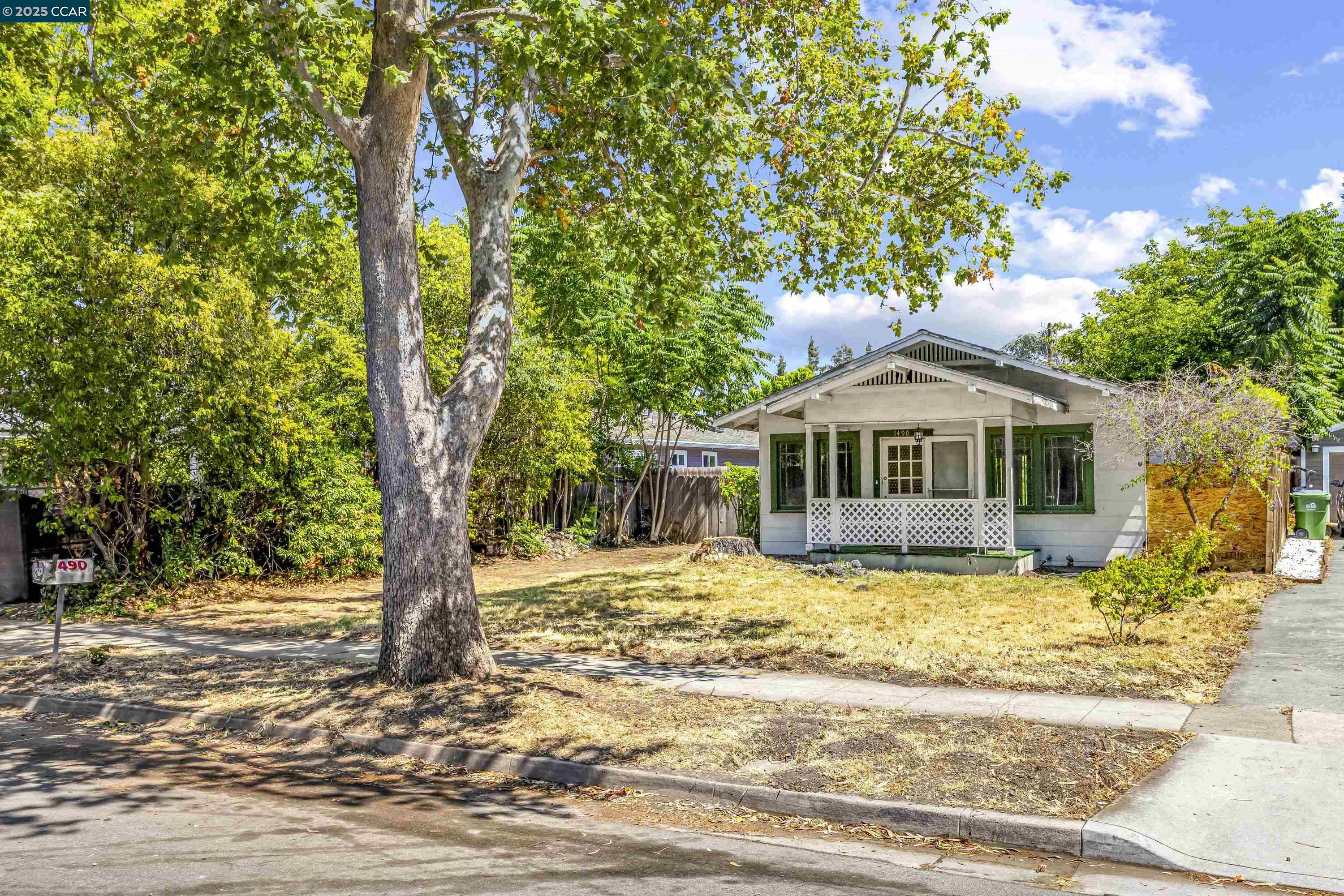 Detail Gallery Image 1 of 1 For 1490 Davis St, San Jose,  CA 95126 - 3 Beds | 2 Baths