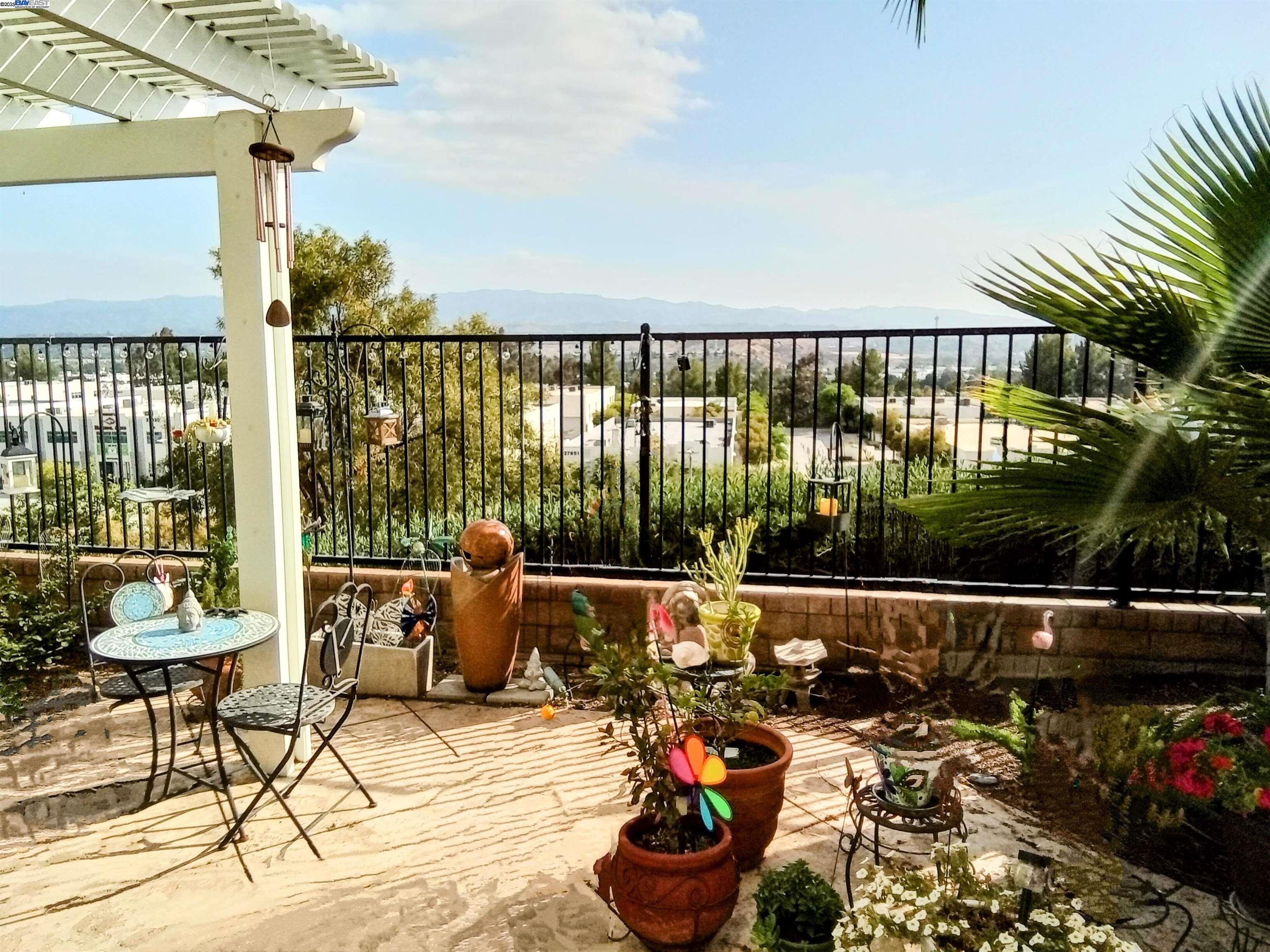 Detail Gallery Image 4 of 12 For 24350 Lorenzo Ln, –,  CA 91355 - 3 Beds | 3 Baths