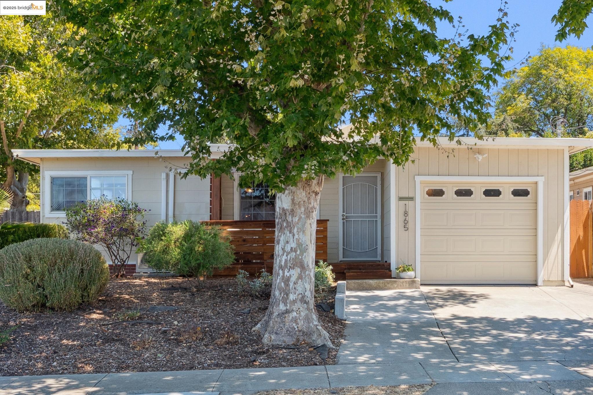 Detail Gallery Image 3 of 46 For 1865 Overhill Rd, Concord,  CA 94520 - 3 Beds | 2 Baths