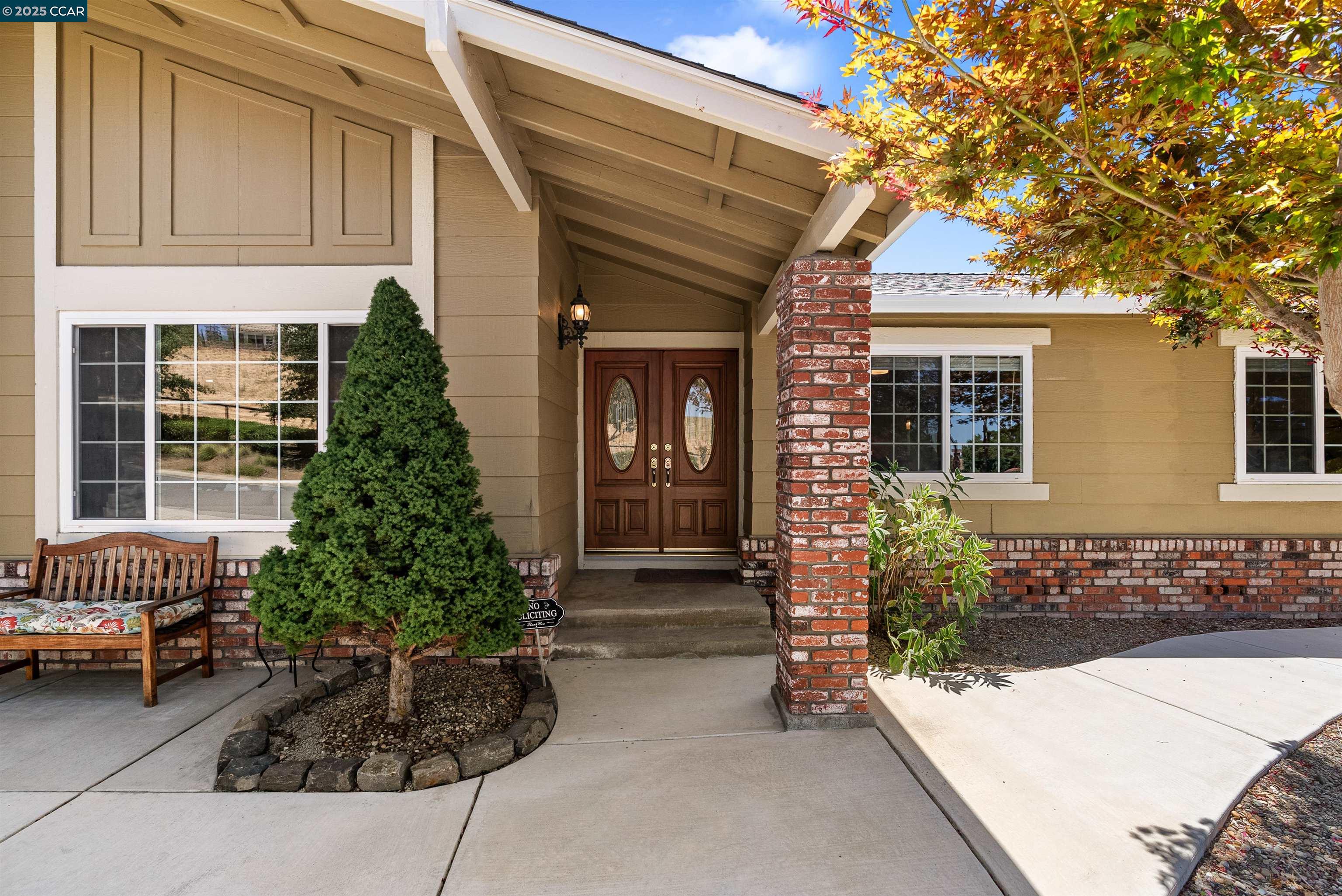 Detail Gallery Image 3 of 33 For 2 Rialto Dr, Clayton,  CA 94517 - 3 Beds | 2 Baths