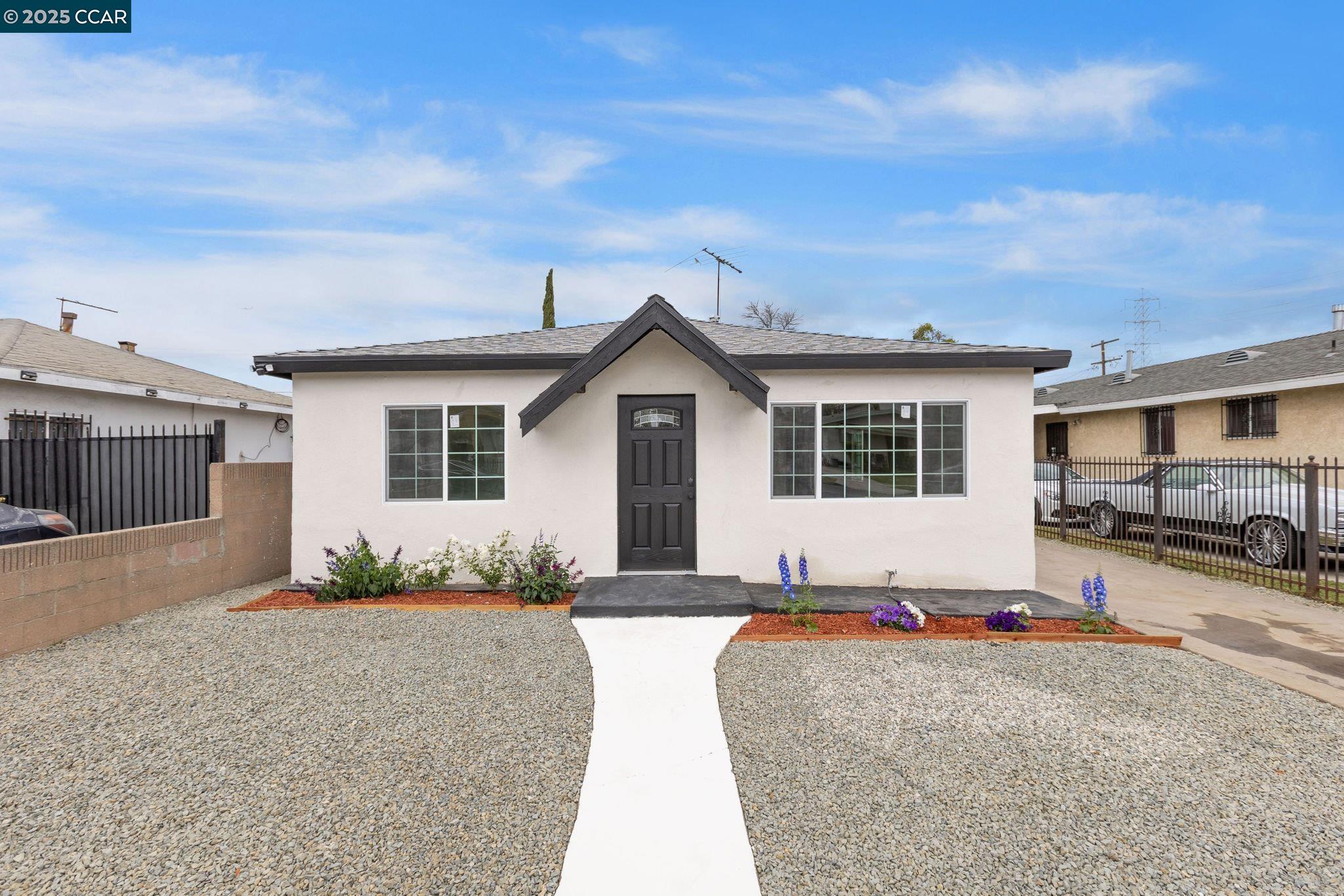 Detail Gallery Image 1 of 29 For 623 E 116th St, Los Angeles,  CA 90059 - 3 Beds | 2 Baths