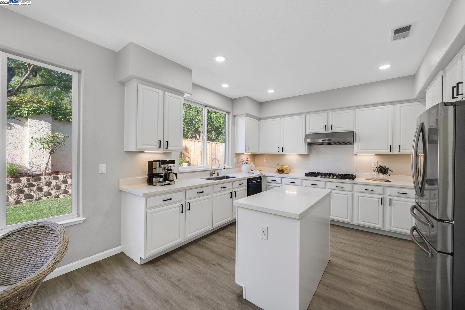 Detail Gallery Image 11 of 36 For 4637 Persimmon Dr, Dublin,  CA 94568 - 5 Beds | 3 Baths