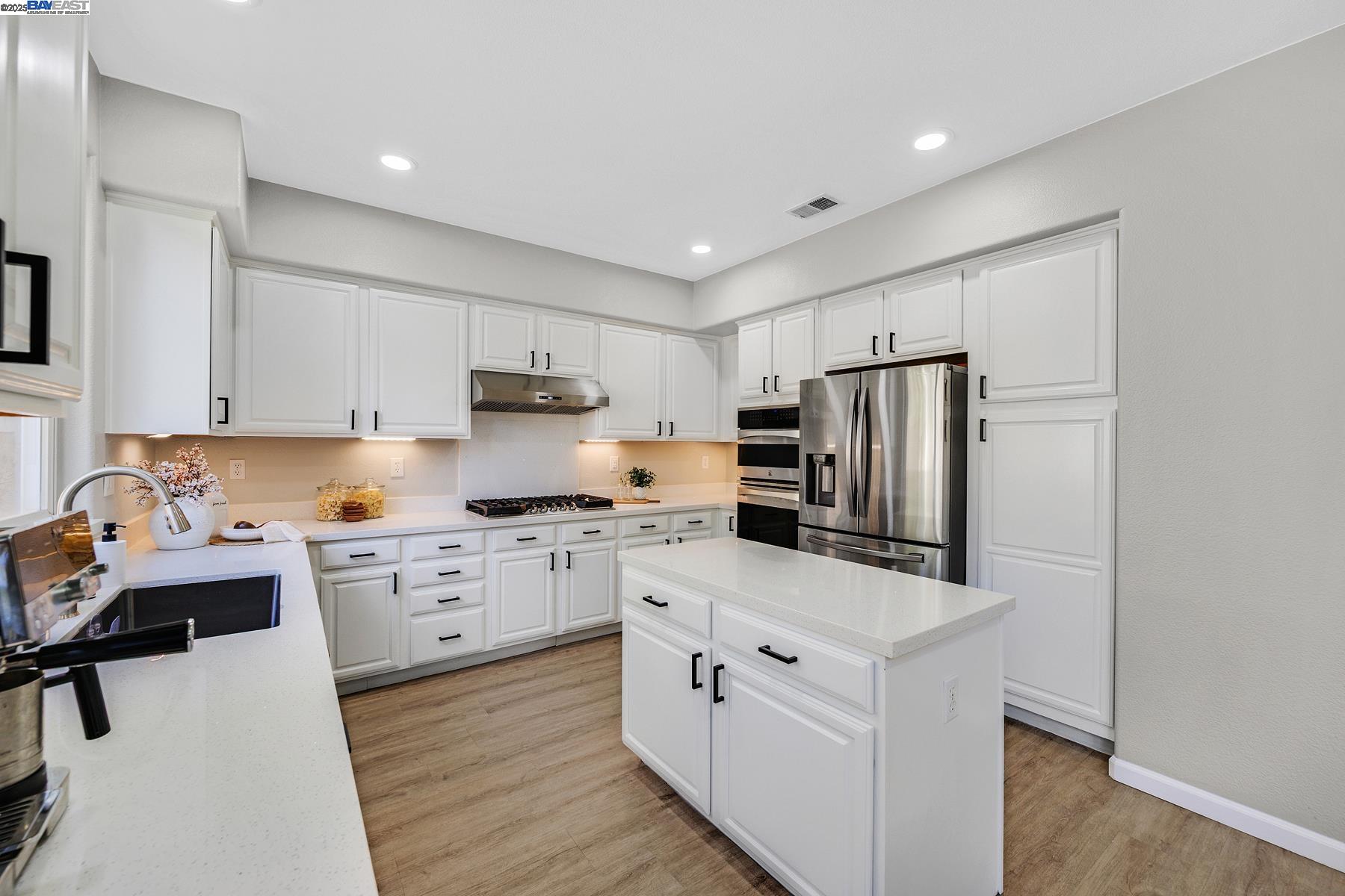 Detail Gallery Image 12 of 36 For 4637 Persimmon Dr, Dublin,  CA 94568 - 5 Beds | 3 Baths