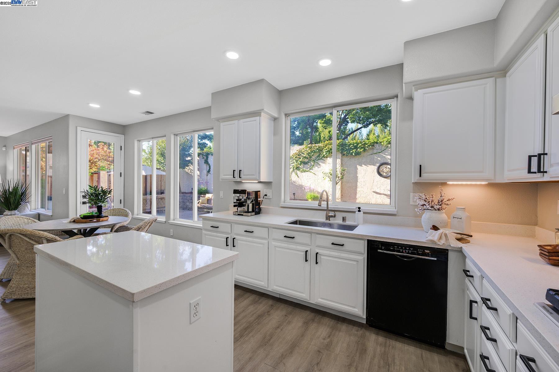Detail Gallery Image 13 of 36 For 4637 Persimmon Dr, Dublin,  CA 94568 - 5 Beds | 3 Baths