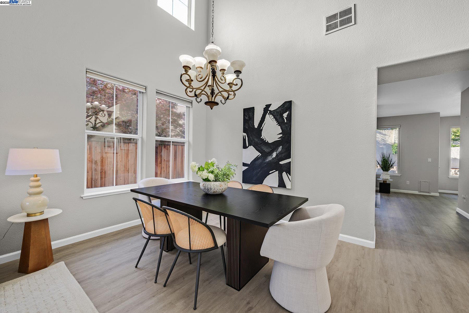 Detail Gallery Image 5 of 36 For 4637 Persimmon Dr, Dublin,  CA 94568 - 5 Beds | 3 Baths