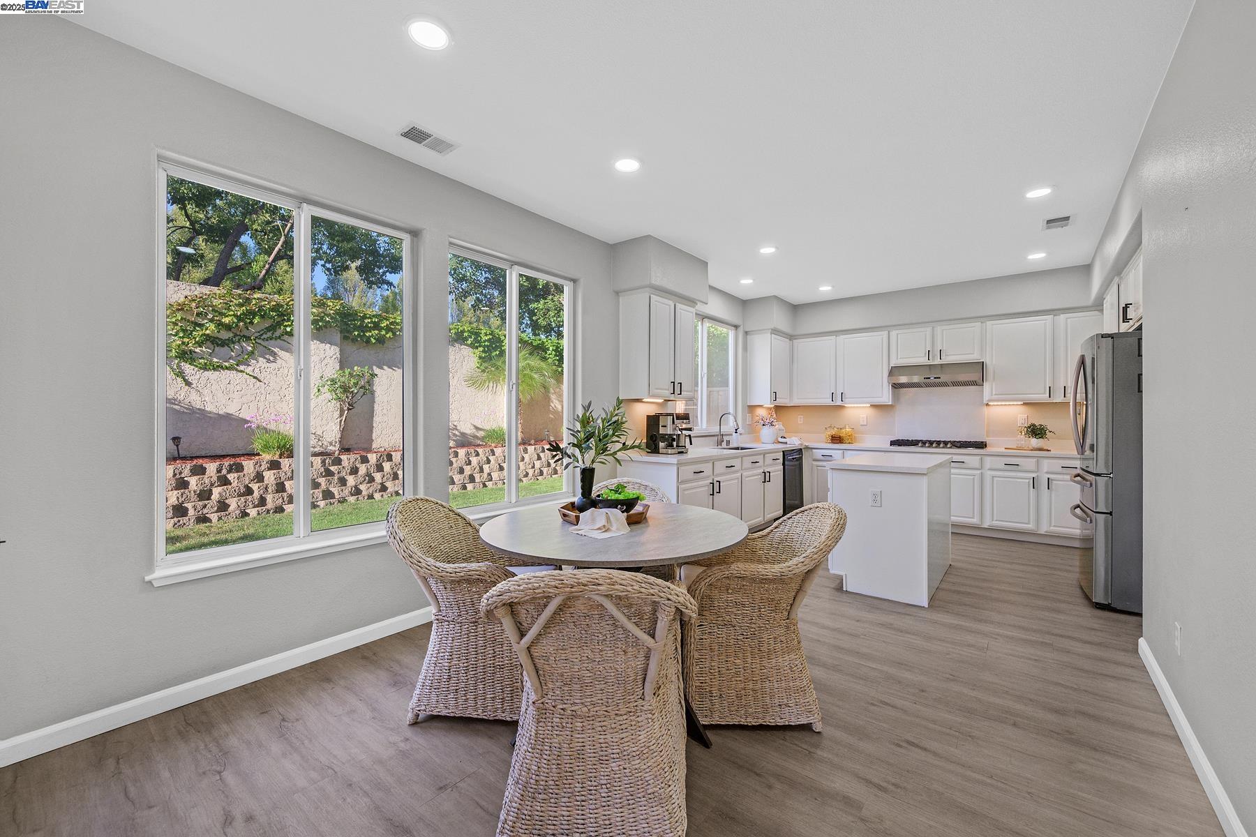 Detail Gallery Image 9 of 36 For 4637 Persimmon Dr, Dublin,  CA 94568 - 5 Beds | 3 Baths