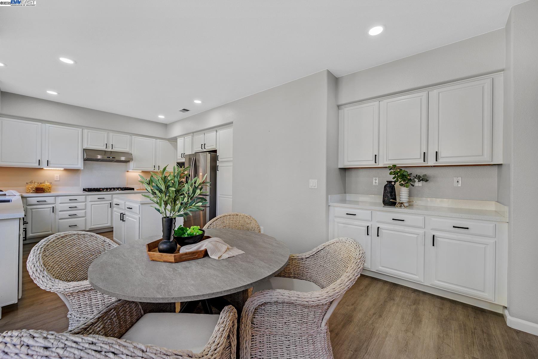 Detail Gallery Image 10 of 36 For 4637 Persimmon Dr, Dublin,  CA 94568 - 5 Beds | 3 Baths
