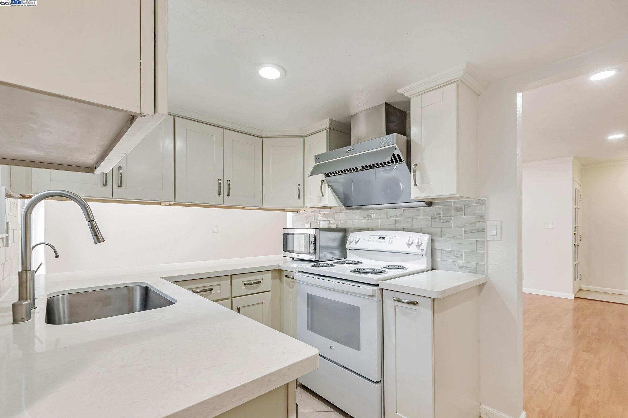 Detail Gallery Image 11 of 56 For 21091 Red Fir Ct, Cupertino,  CA 95014 - 3 Beds | 1/1 Baths