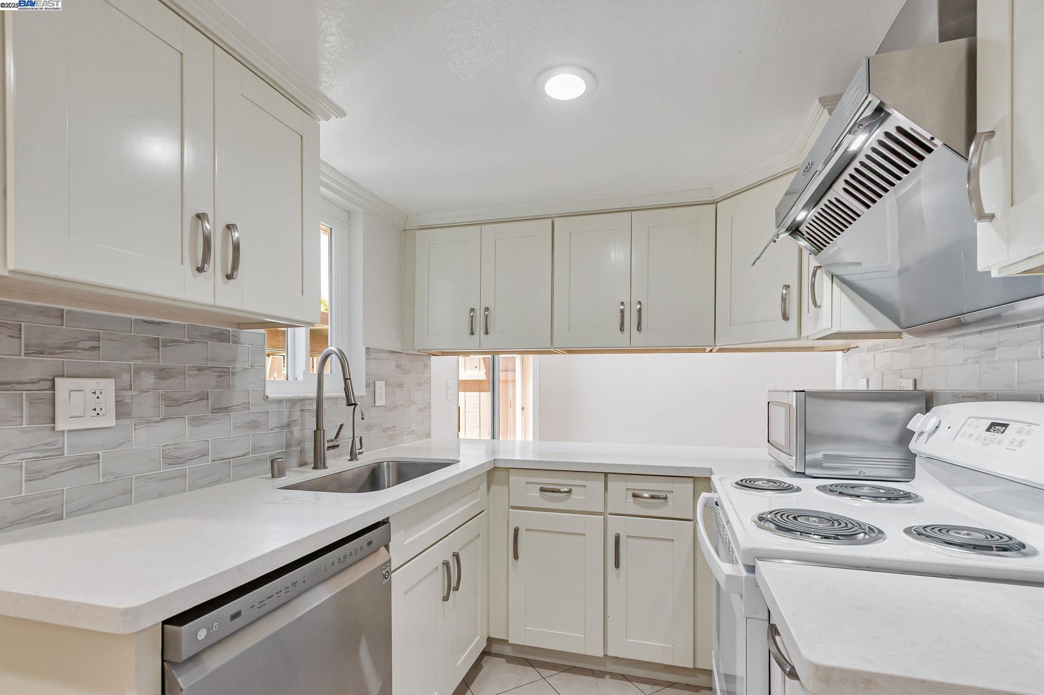 Detail Gallery Image 12 of 56 For 21091 Red Fir Ct, Cupertino,  CA 95014 - 3 Beds | 1/1 Baths
