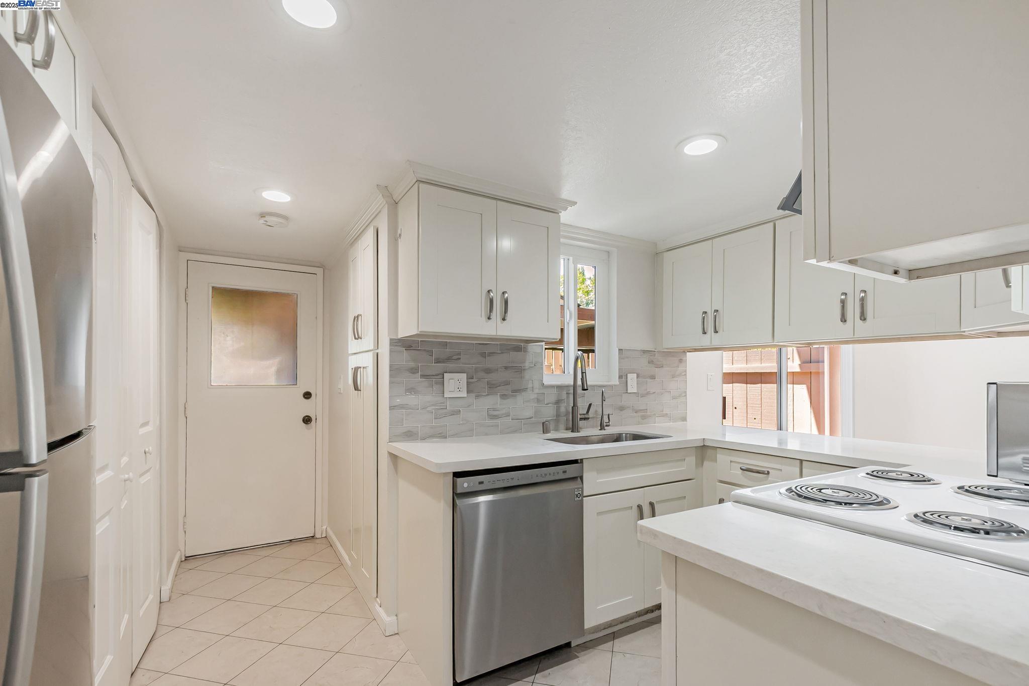 Detail Gallery Image 13 of 56 For 21091 Red Fir Ct, Cupertino,  CA 95014 - 3 Beds | 1/1 Baths