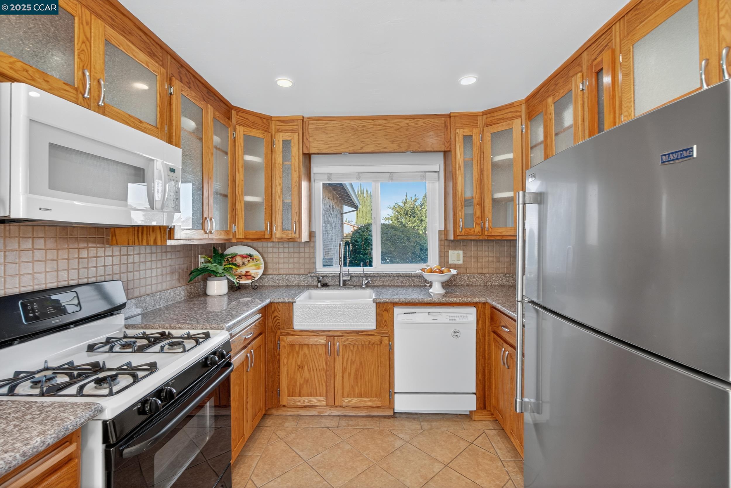 Detail Gallery Image 7 of 40 For 3904 Meadowbrook Cir, Pittsburg,  CA 94565 - 3 Beds | 2 Baths