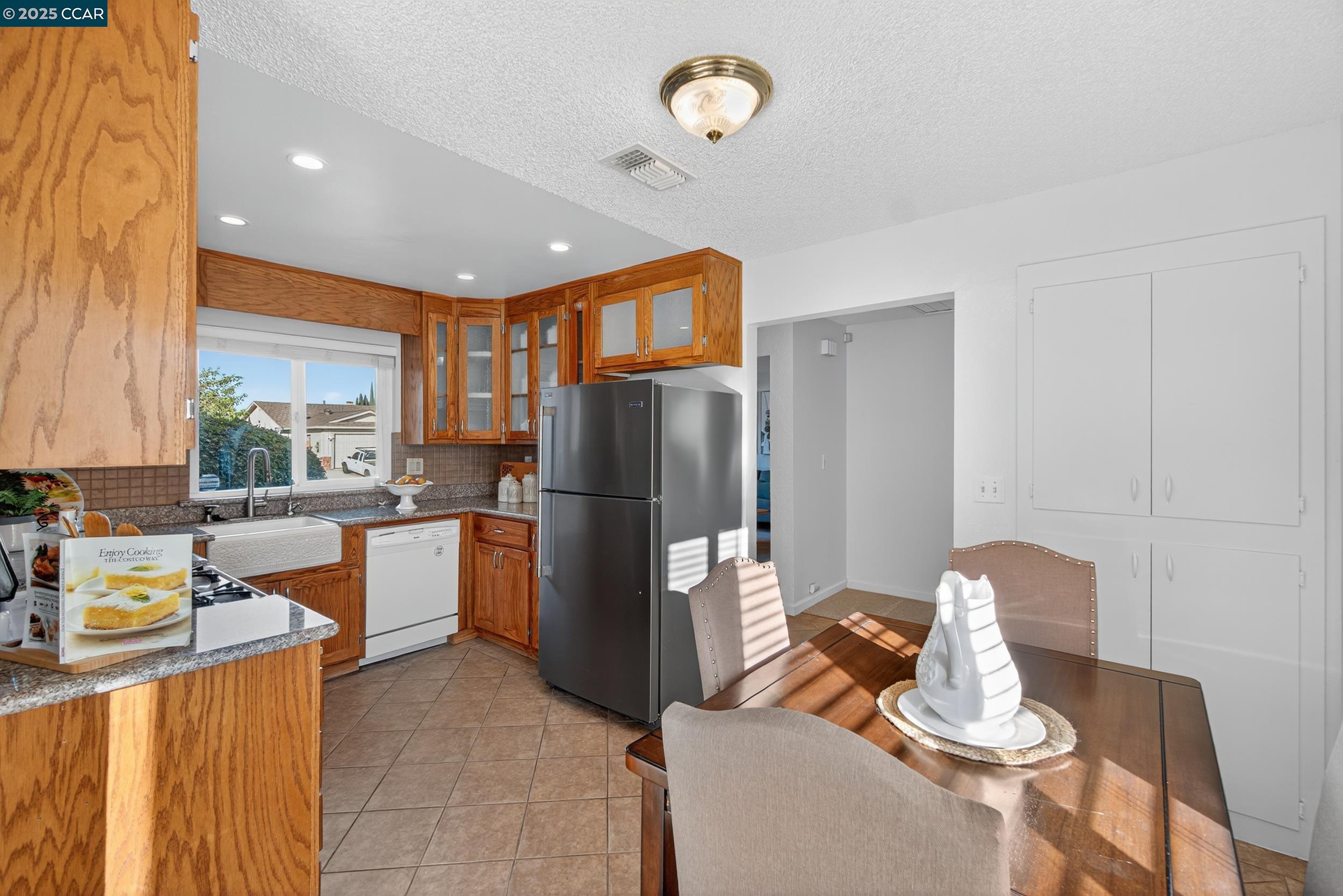 Detail Gallery Image 9 of 40 For 3904 Meadowbrook Cir, Pittsburg,  CA 94565 - 3 Beds | 2 Baths