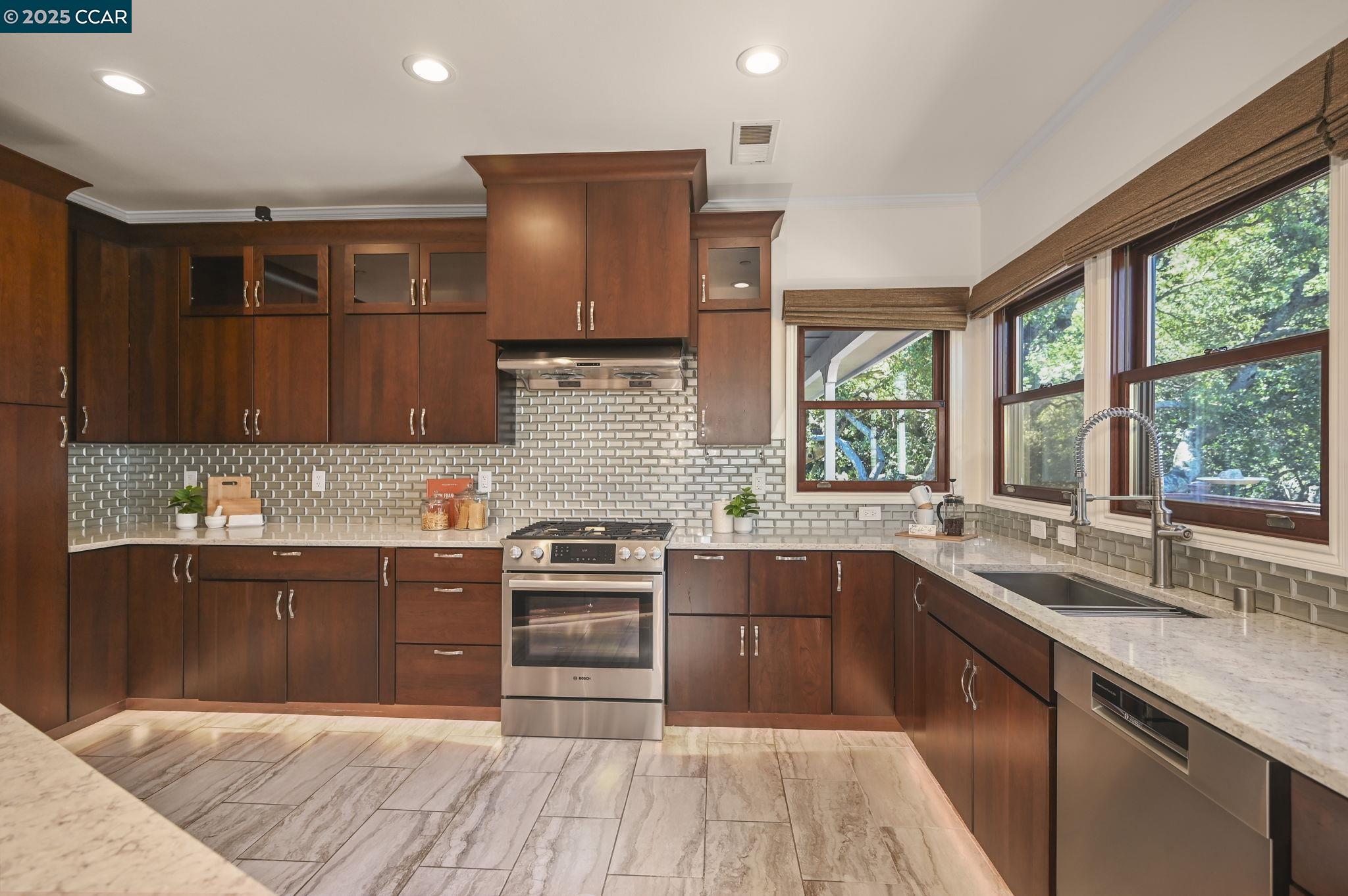 Detail Gallery Image 12 of 47 For 3981 Amyx Ct, Hayward,  CA 94542 - 4 Beds | 3/1 Baths