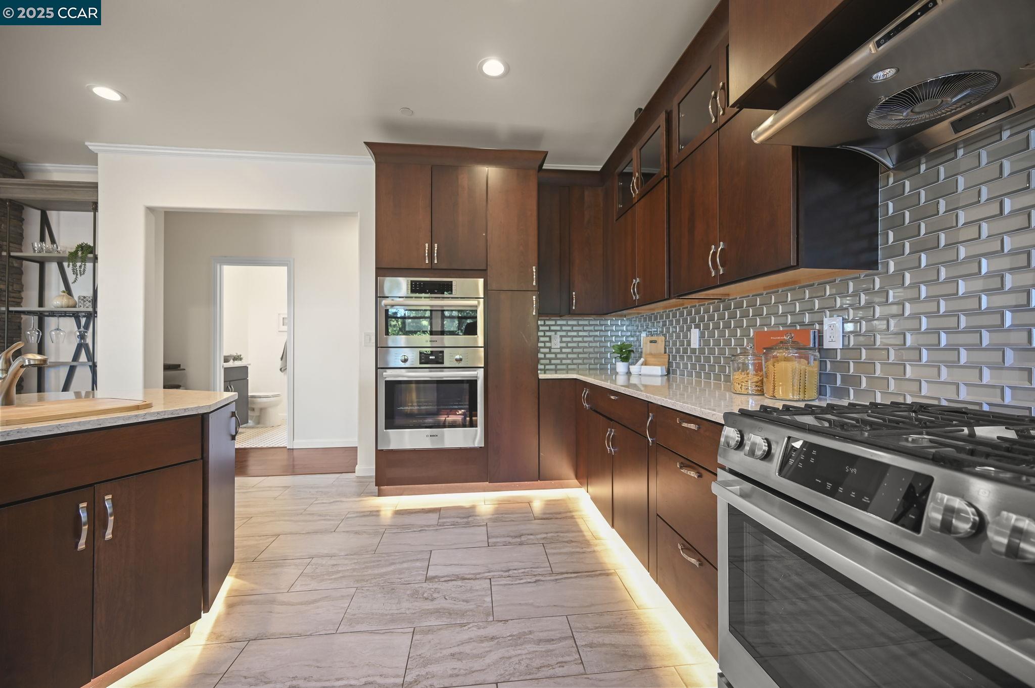 Detail Gallery Image 14 of 47 For 3981 Amyx Ct, Hayward,  CA 94542 - 4 Beds | 3/1 Baths