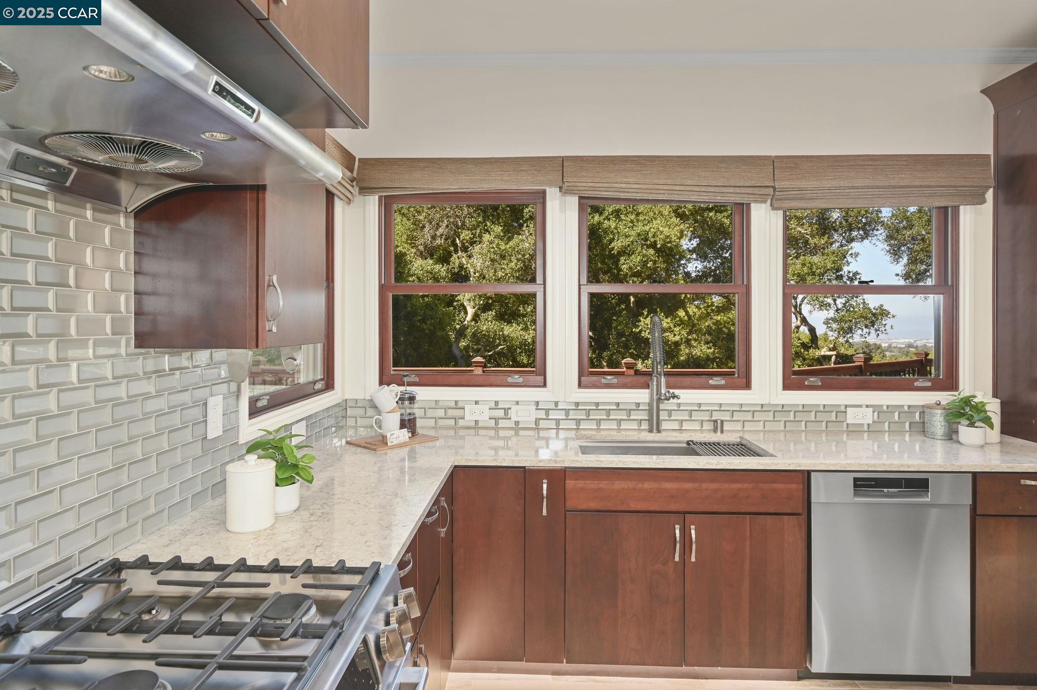 Detail Gallery Image 15 of 47 For 3981 Amyx Ct, Hayward,  CA 94542 - 4 Beds | 3/1 Baths