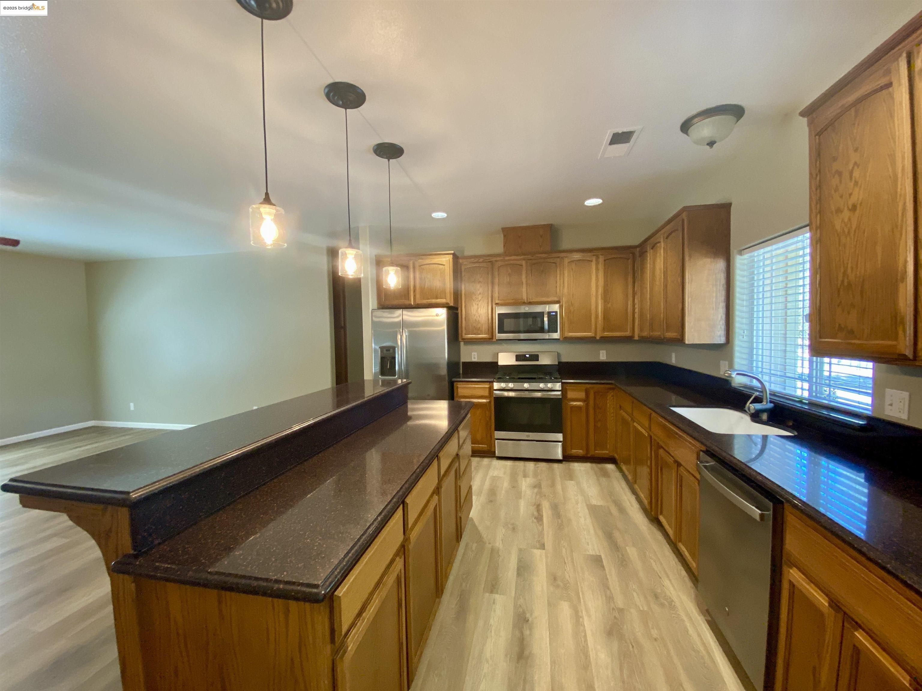 Detail Gallery Image 6 of 37 For 18197 Hammer Ln, Tuolumne,  CA 95379 - 3 Beds | 2 Baths