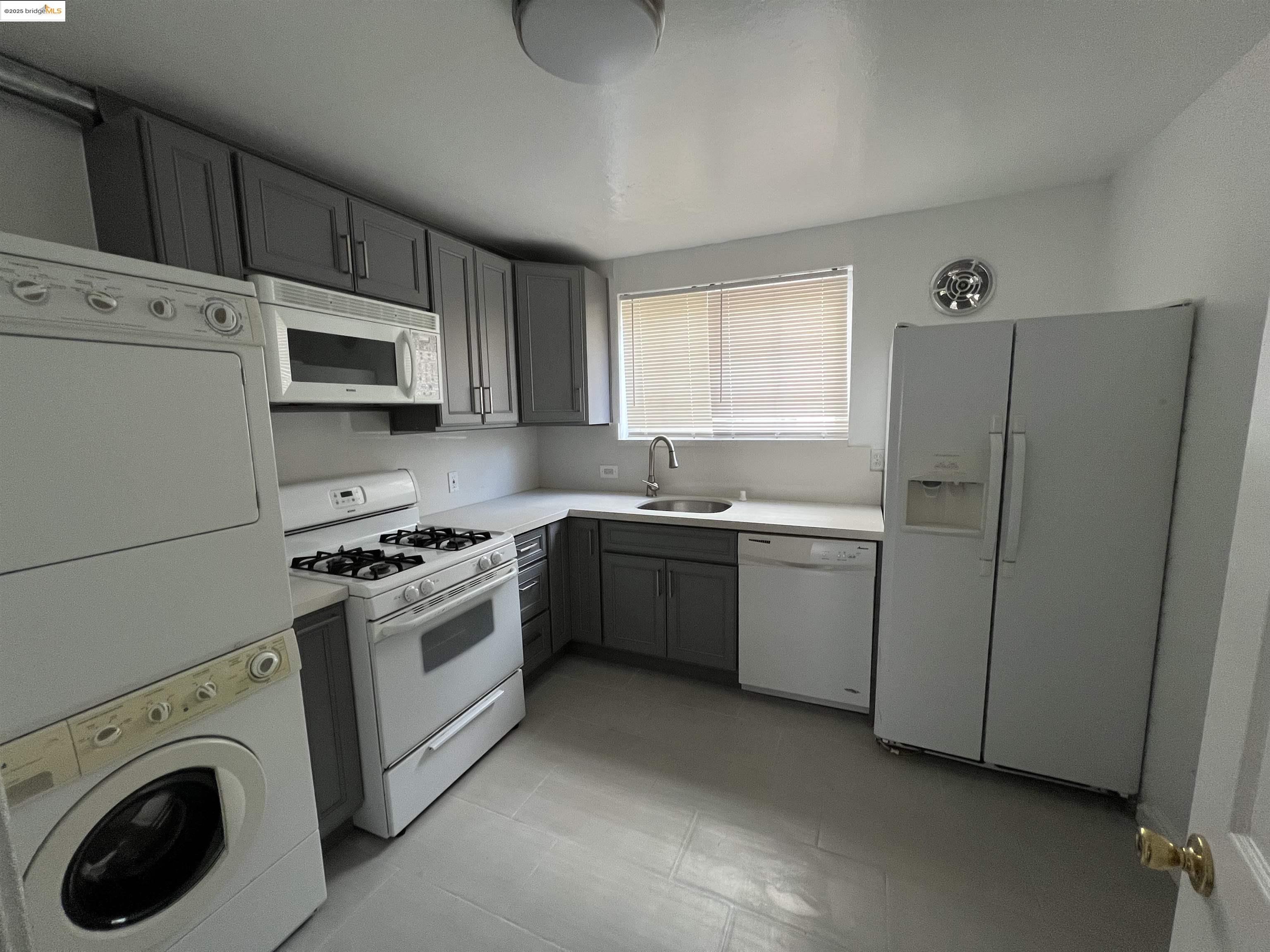 Detail Gallery Image 6 of 7 For 3244 Ellis St #D,  Berkeley,  CA 94703 - 2 Beds | 1 Baths