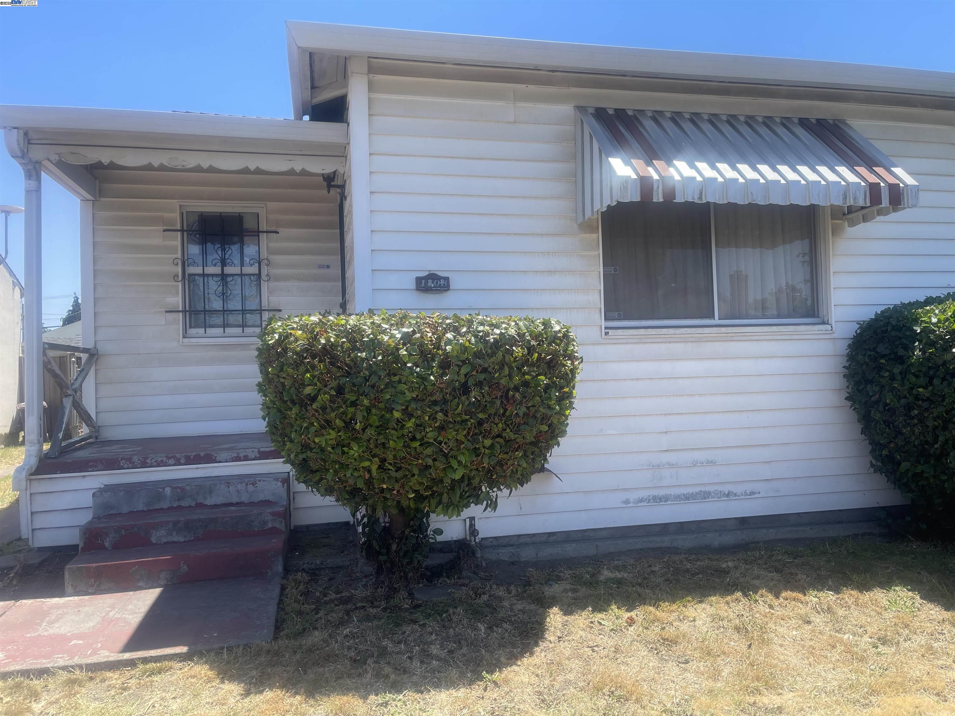 Detail Gallery Image 1 of 7 For 1308 103rd Ave, Oakland,  CA 94603 - 2 Beds | 1 Baths
