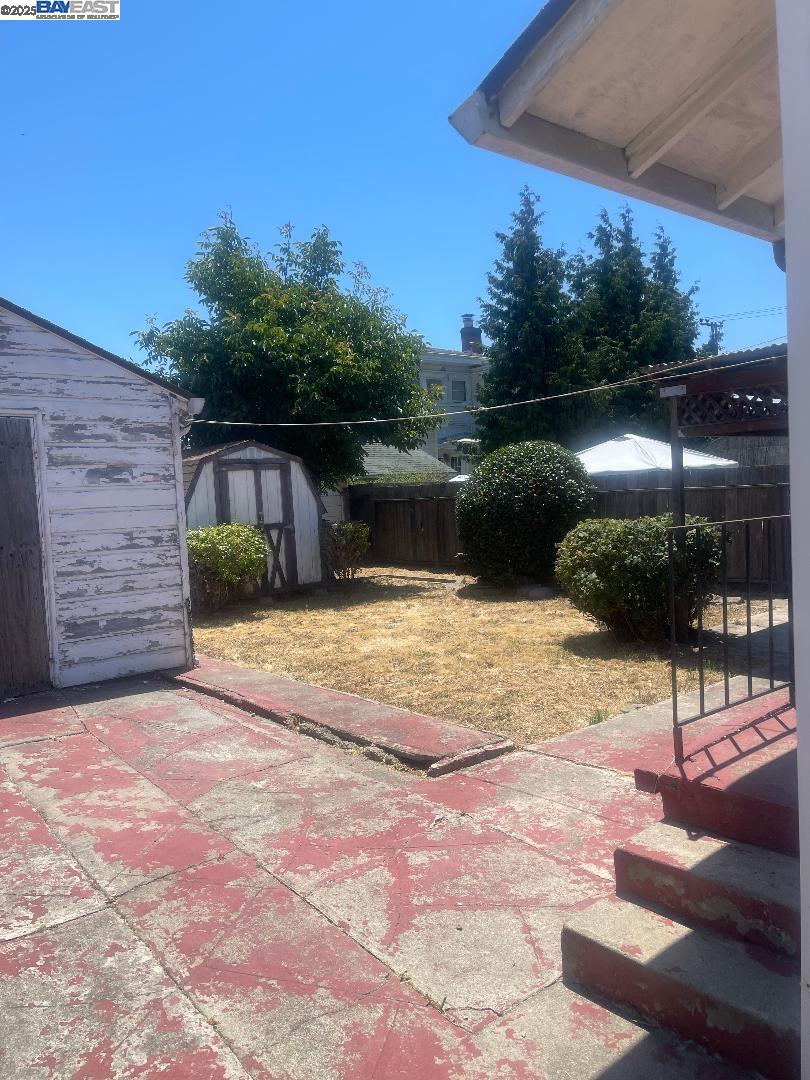 Detail Gallery Image 3 of 7 For 1308 103rd Ave, Oakland,  CA 94603 - 2 Beds | 1 Baths