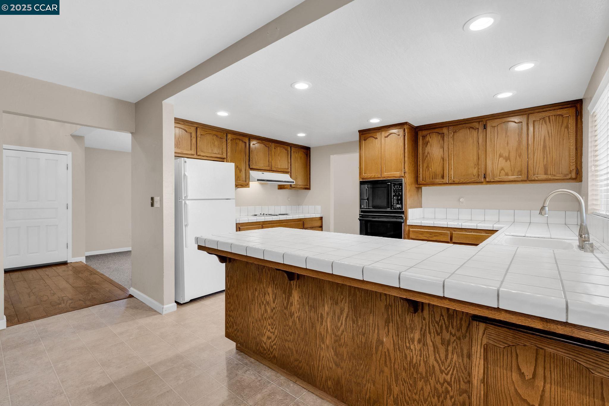 Detail Gallery Image 5 of 21 For 3060 San Miguel Ct, Concord,  CA 94518 - 4 Beds | 2/1 Baths