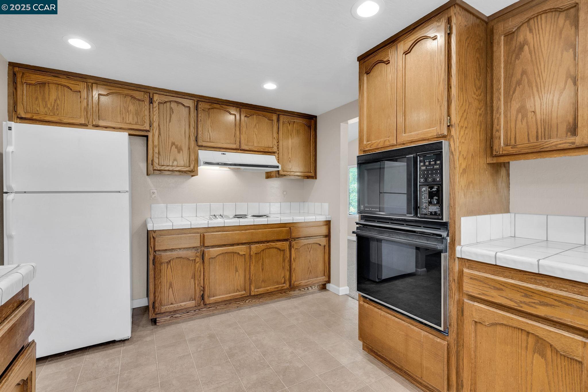 Detail Gallery Image 6 of 21 For 3060 San Miguel Ct, Concord,  CA 94518 - 4 Beds | 2/1 Baths