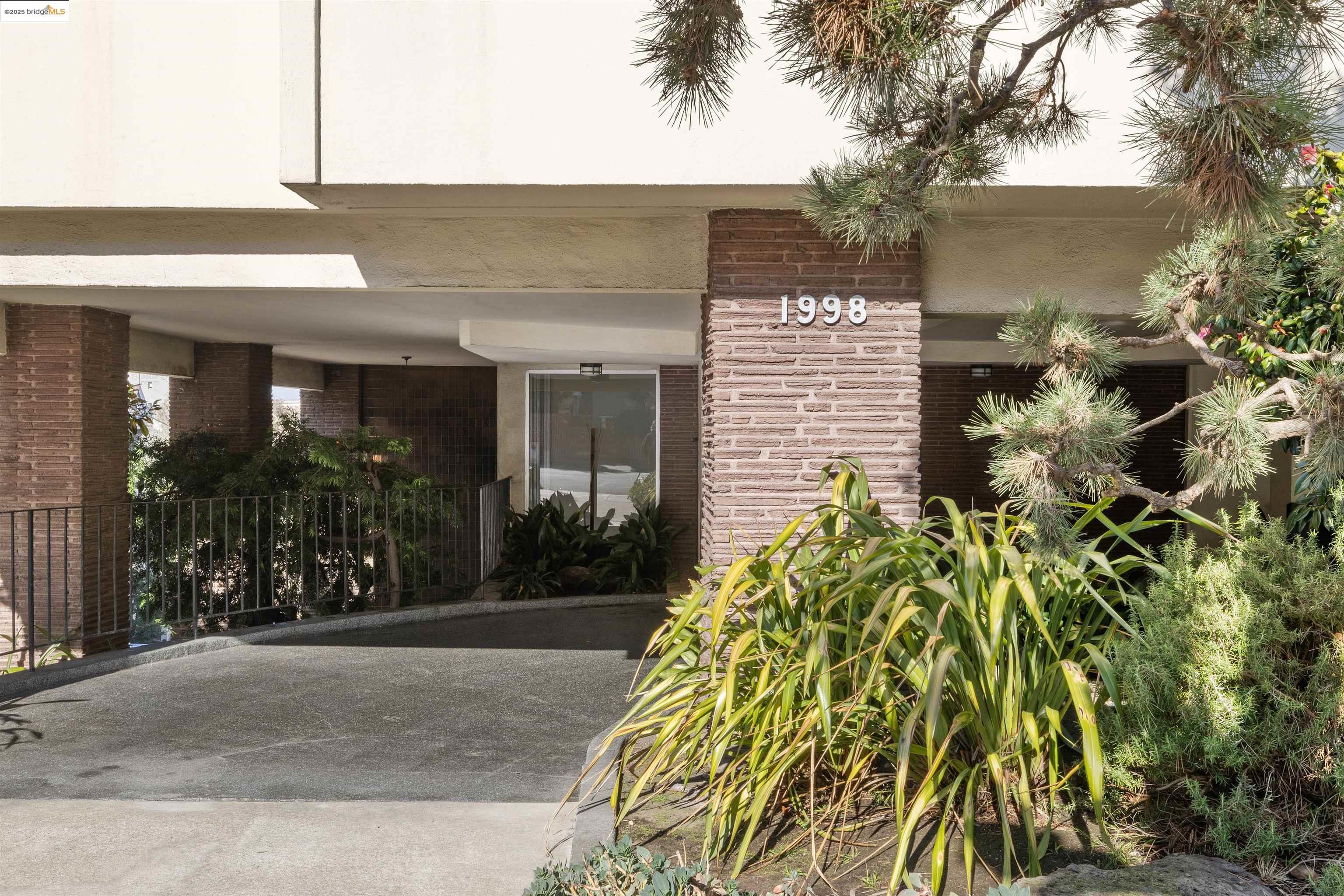 Detail Gallery Image 1 of 1 For 1998 Pacific Ave #202,  San Francisco,  CA 94109 - 2 Beds | 2 Baths