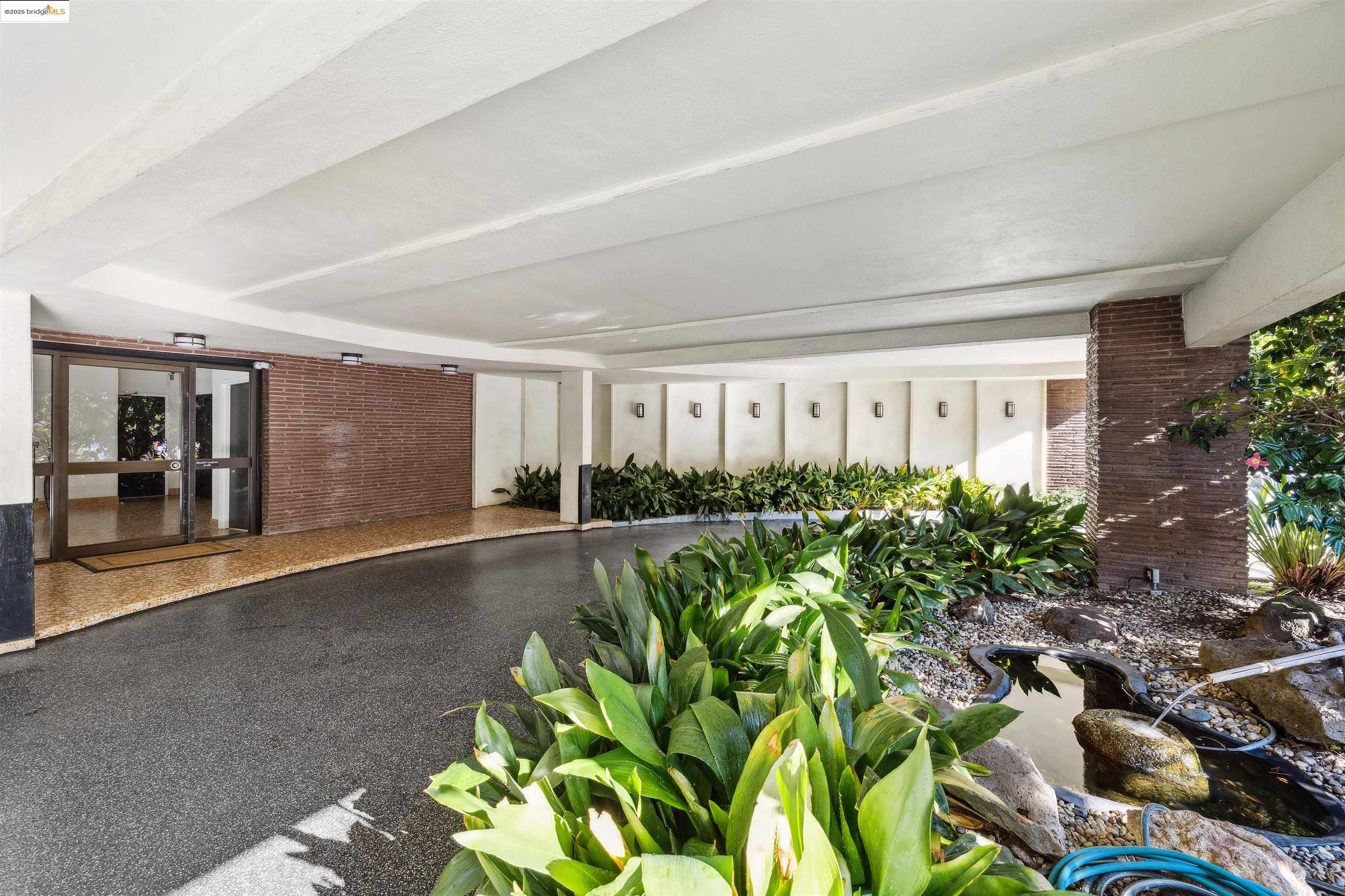 Detail Gallery Image 2 of 43 For 1998 Pacific Ave #202,  San Francisco,  CA 94109 - 2 Beds | 2 Baths