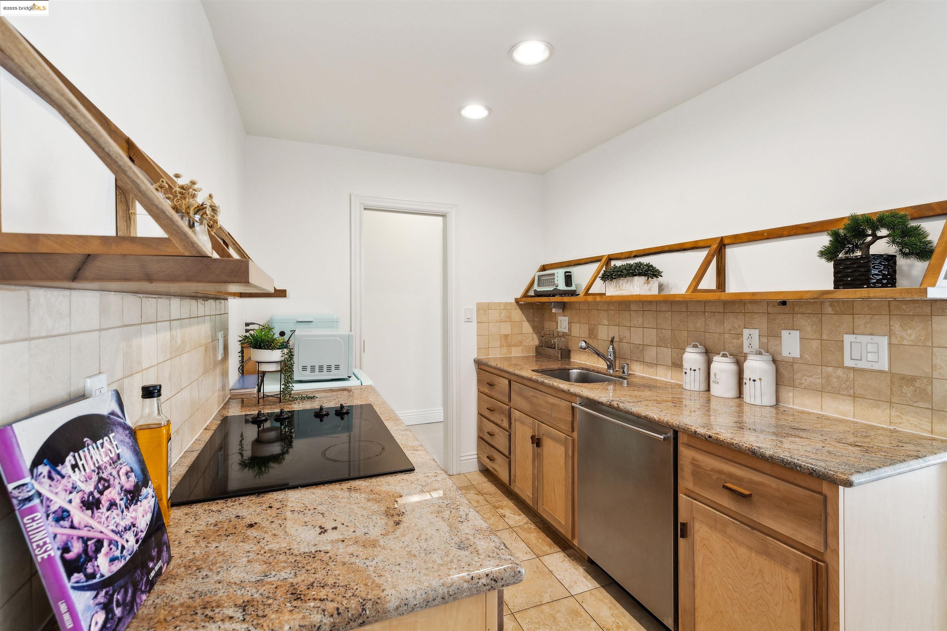 Detail Gallery Image 19 of 43 For 1998 Pacific Ave #202,  San Francisco,  CA 94109 - 2 Beds | 2 Baths