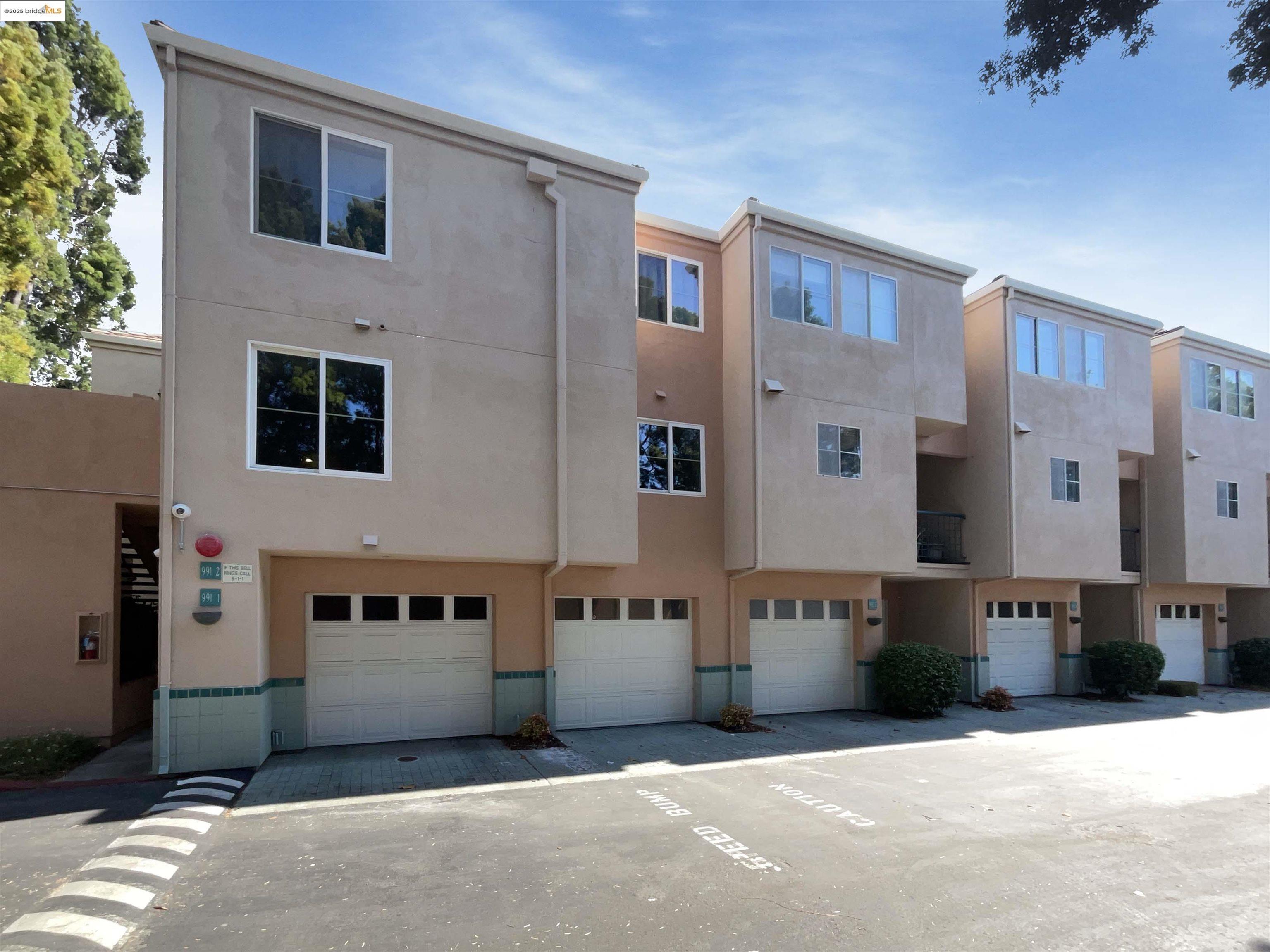 Detail Gallery Image 1 of 20 For 991 Asilomar Ter #1,  Sunnyvale,  CA 94086 - 3 Beds | 2 Baths